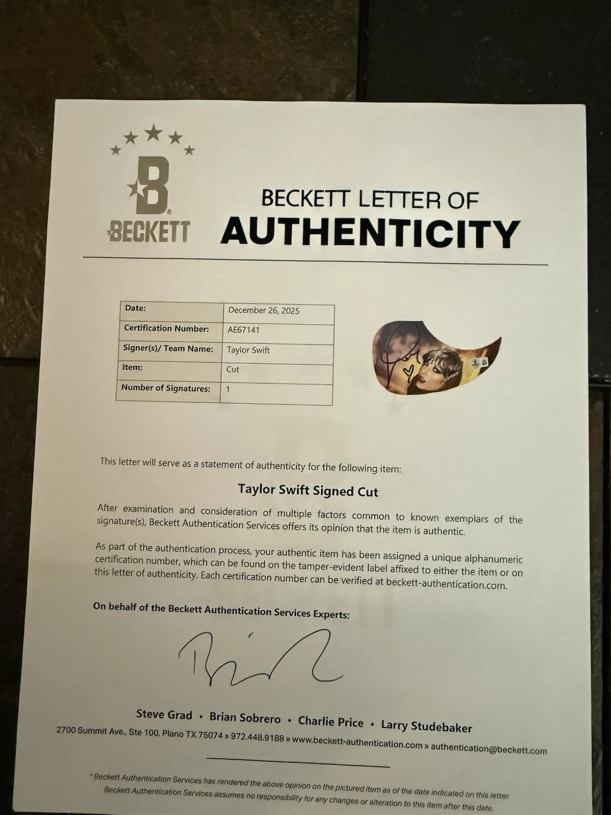 TAYLOR SWIFT SIGNED AUTOGRAPH ACOUSTIC PICK GUARD THE LIFE OF A SHOWGIRL BAS LOA, изображение 3