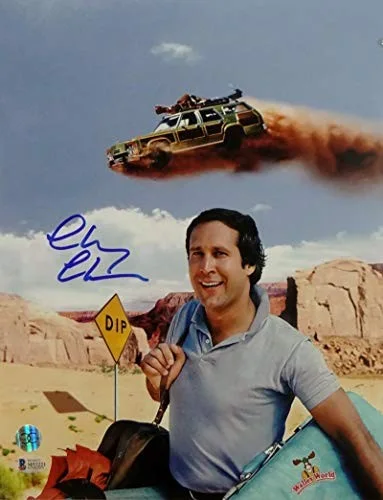 Chevy Chase — Chevy Chase Autographed 11x14 Family Vacation Smiling - Beckett Auth *Blue, изображение 3