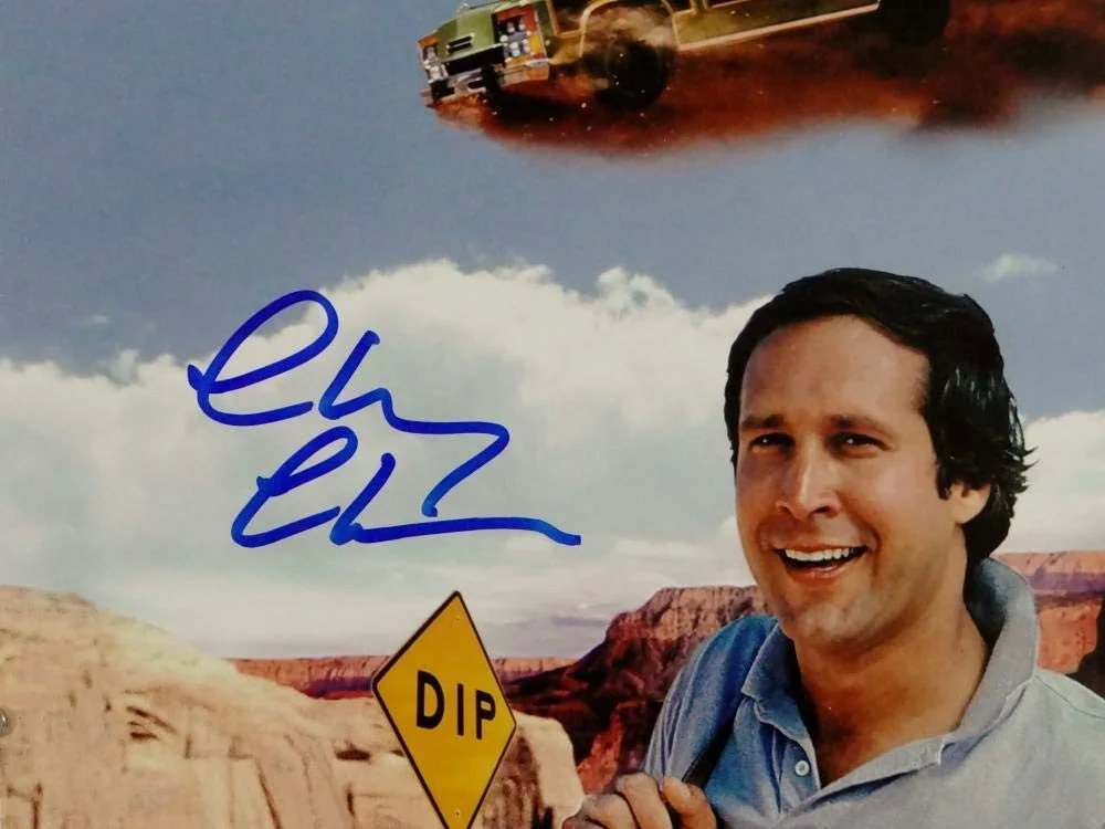 Chevy Chase — Chevy Chase Autographed 11x14 Family Vacation Smiling - Beckett Auth *Blue, изображение 5
