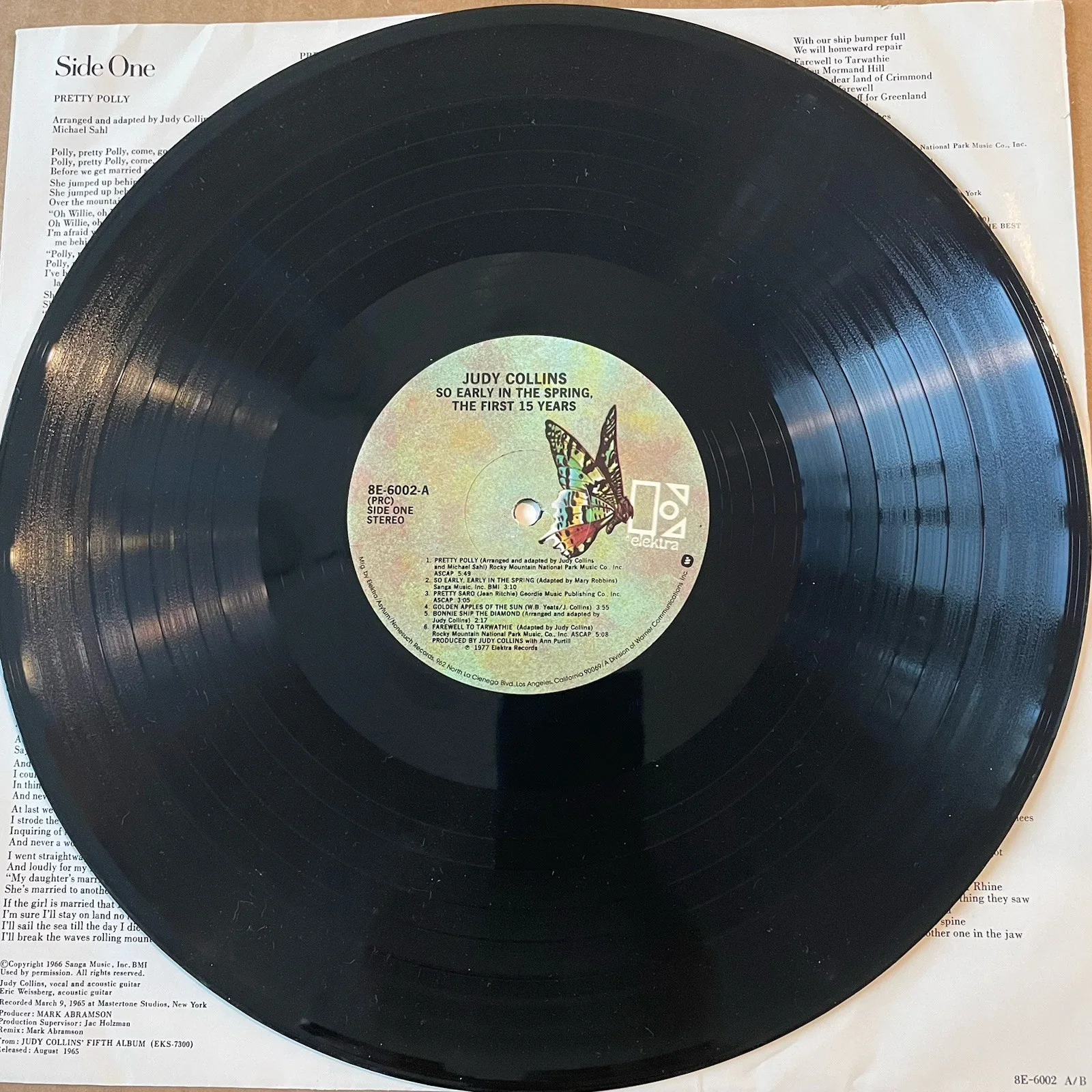 Judy Collins Signed Autographed So Early In The Spring Album Cover Vinyl Record, изображение 4