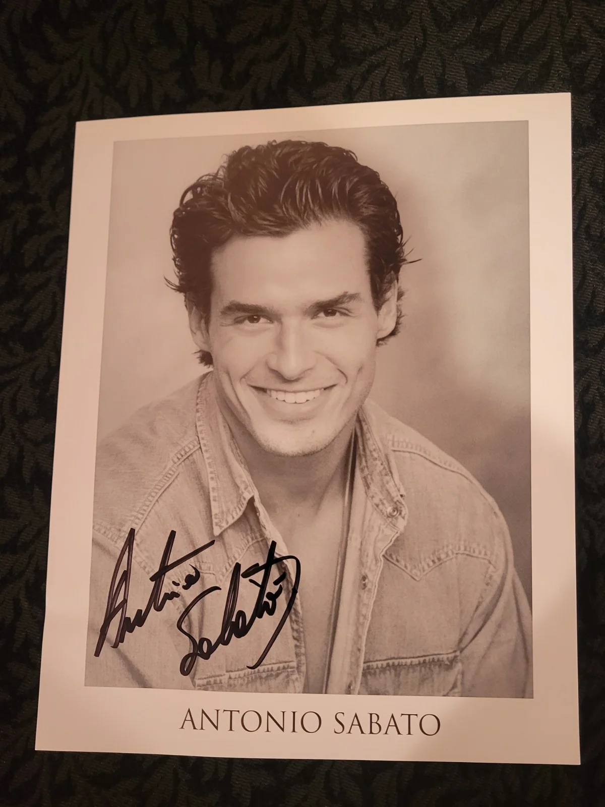 Antonio Sabato Jr — Antonio Sabato Jr Signed Photo 8x10 B&W Autographed Picture