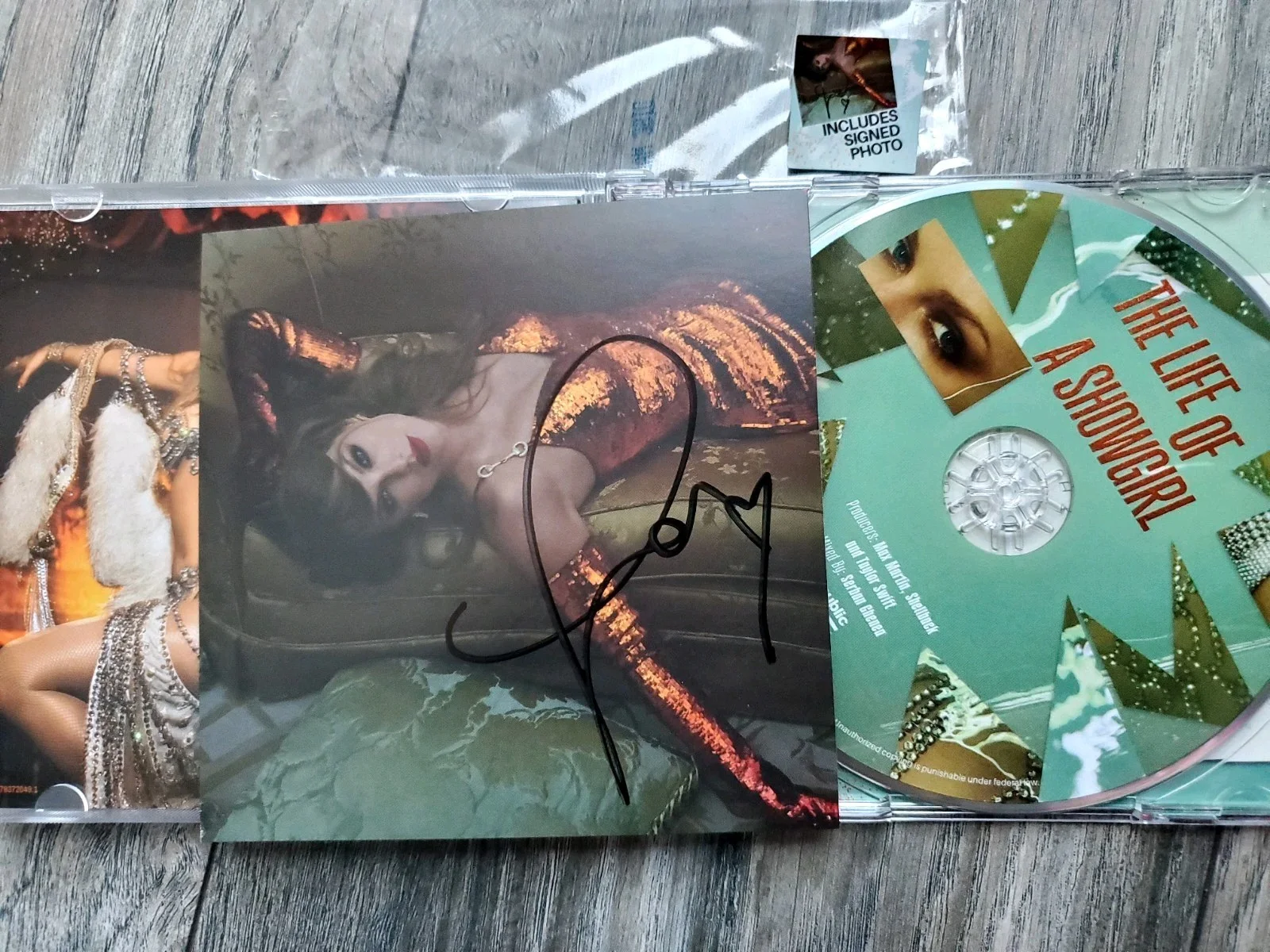 Taylor Swift The Life of a Showgirl signed cd 2, изображение 3