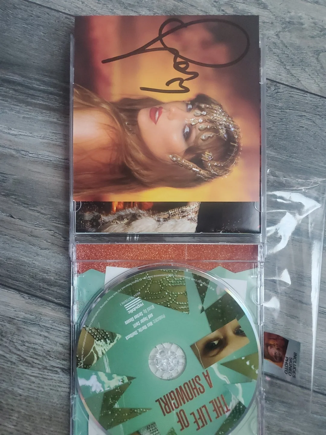 Taylor Swift Signed TLOAS #1 Attached "T" + Detached Heart, image 3