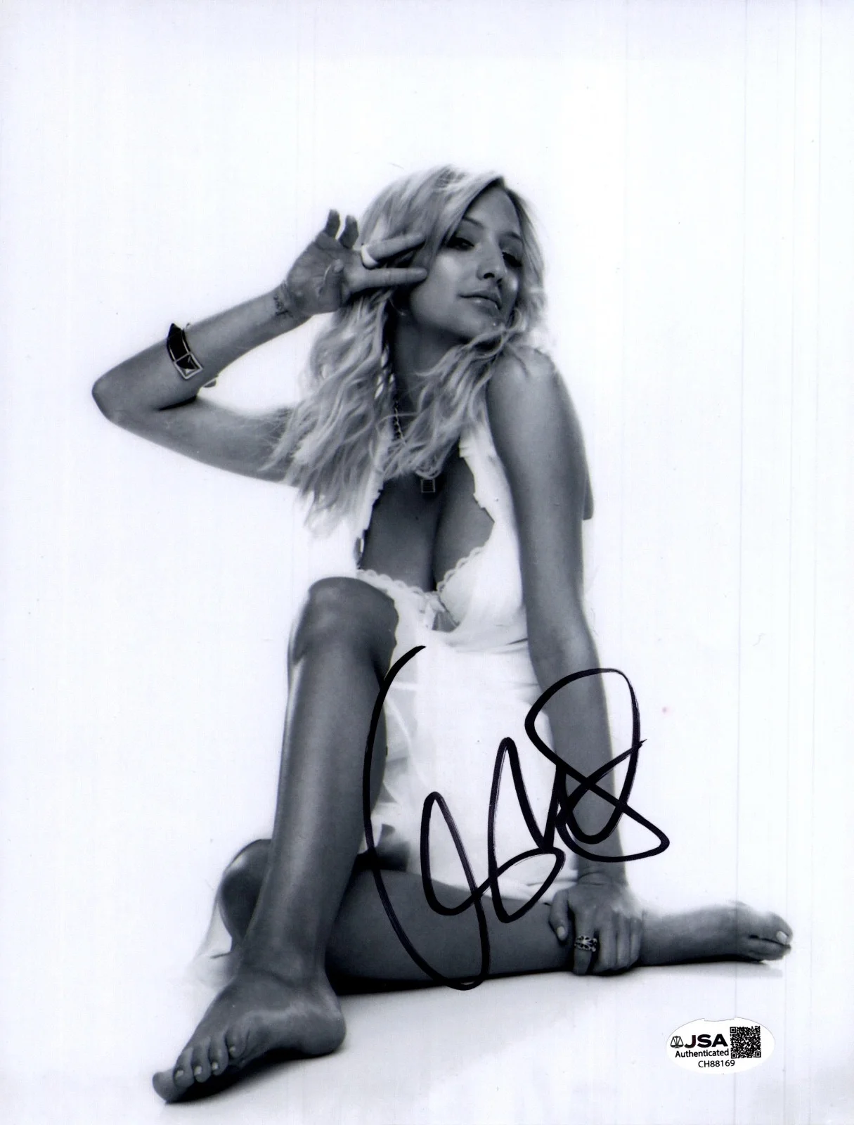 ASHLEE SIMPSON — ASHLEE SIMPSON Authentic Hand-Signed "SINGER/ ACTRESS" 8x10 Photo (JSA COA)