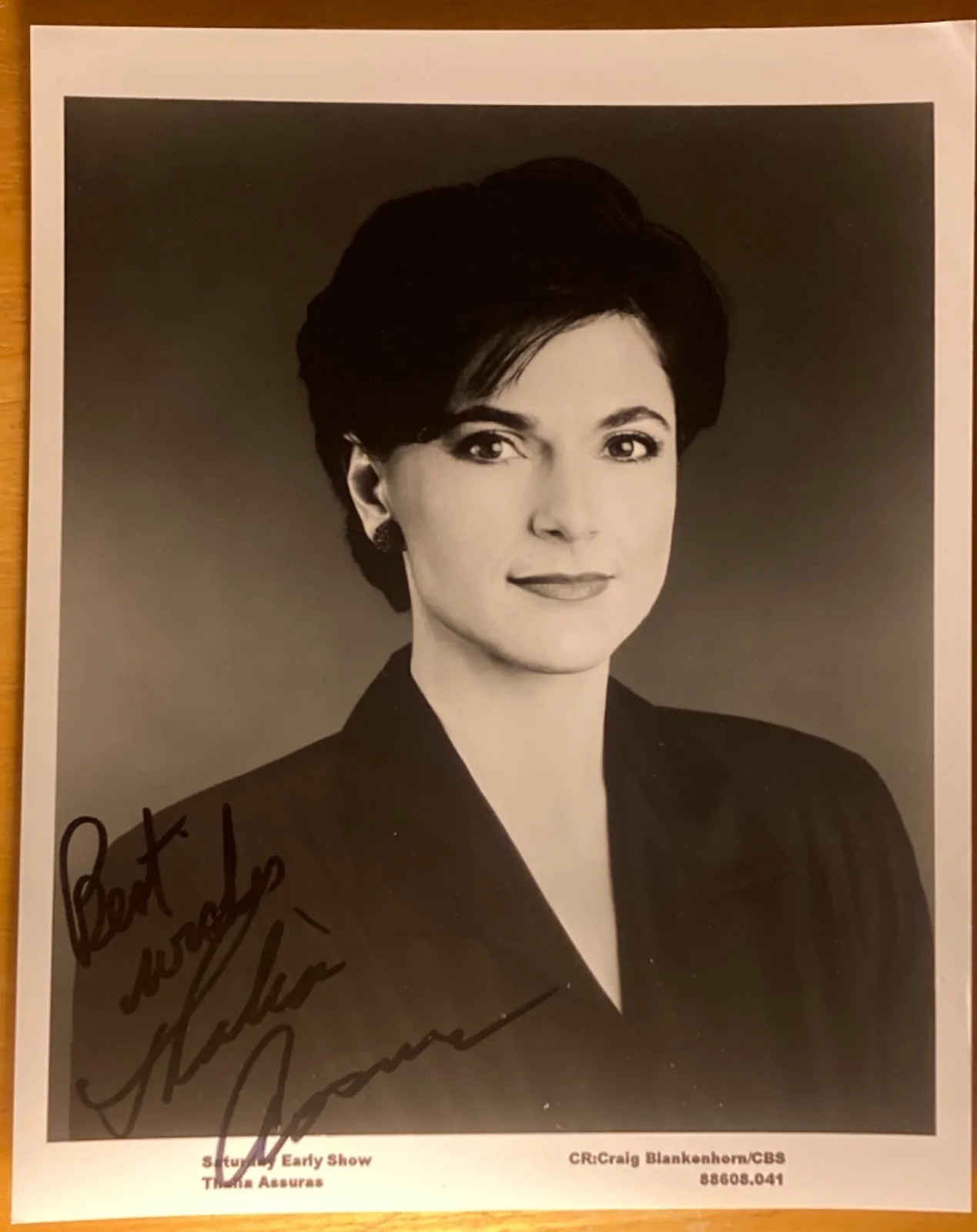 Hand SIGNED Thalia Assuras 8x10 CBS Press Photo - TV News Anchor, изображение 2