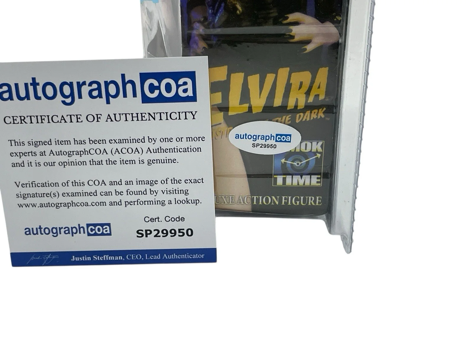 Elvira — Elvira Signed Limited Edition Amok Action Figure Horror Icon Scream Queen ACOA, изображение 3