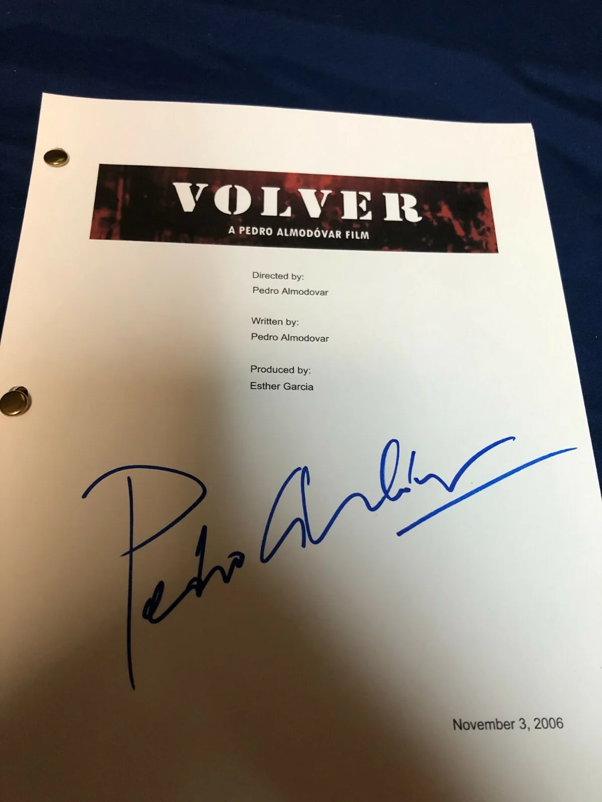 PEDRO ALMODOVAR — PEDRO ALMODOVAR SIGNED AUTOGRAPHED VOLVER FULL MOVIE SCRIPT PROOF RARE, image 2