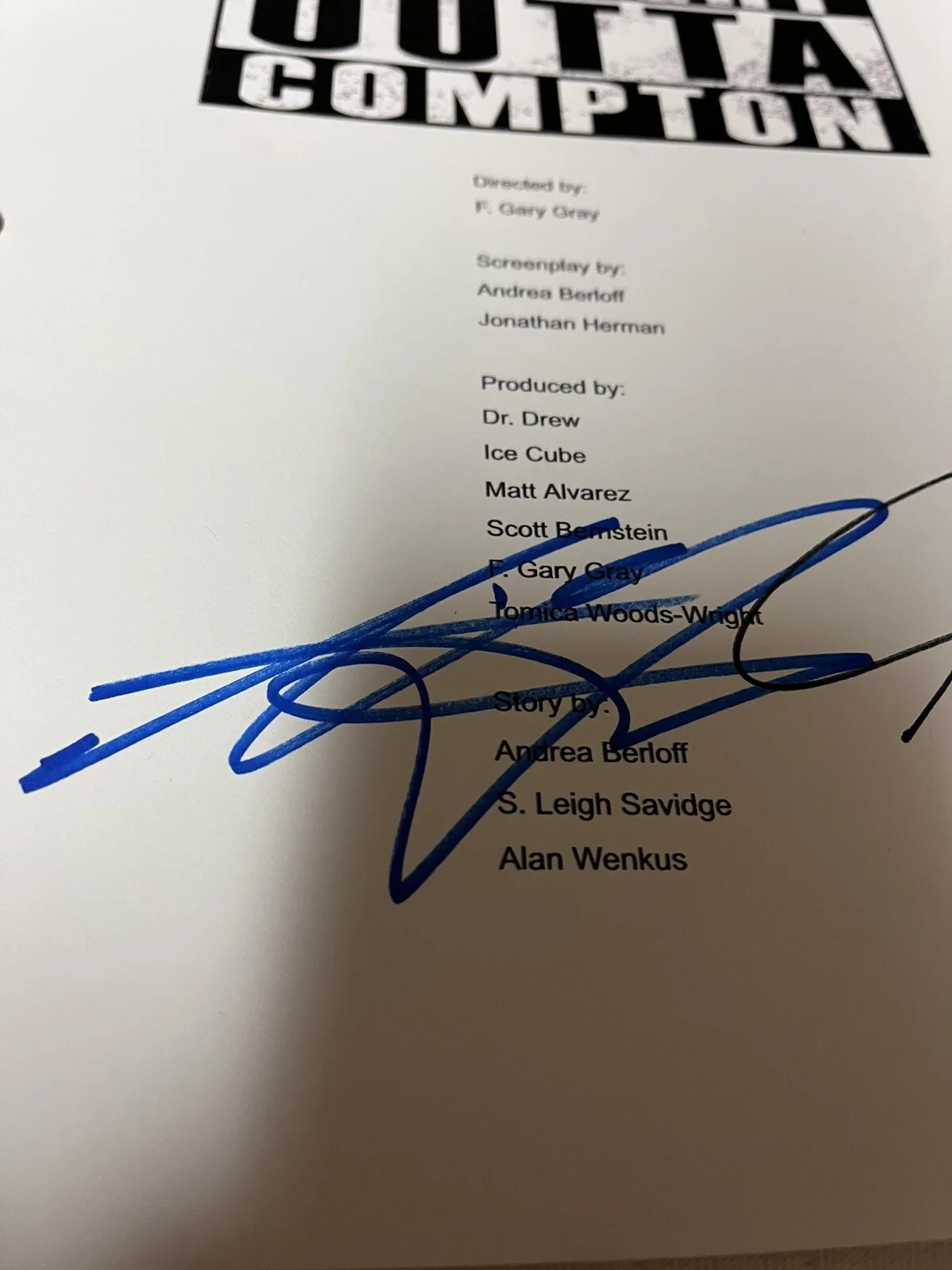 Aldis Hodge/Corey Hawkins — ALDIS HODGE COREY HAWKINS SIGNED STRAIGHT OUTTA COMPTON FULL MOVIE SCRIPT RARE, image 2