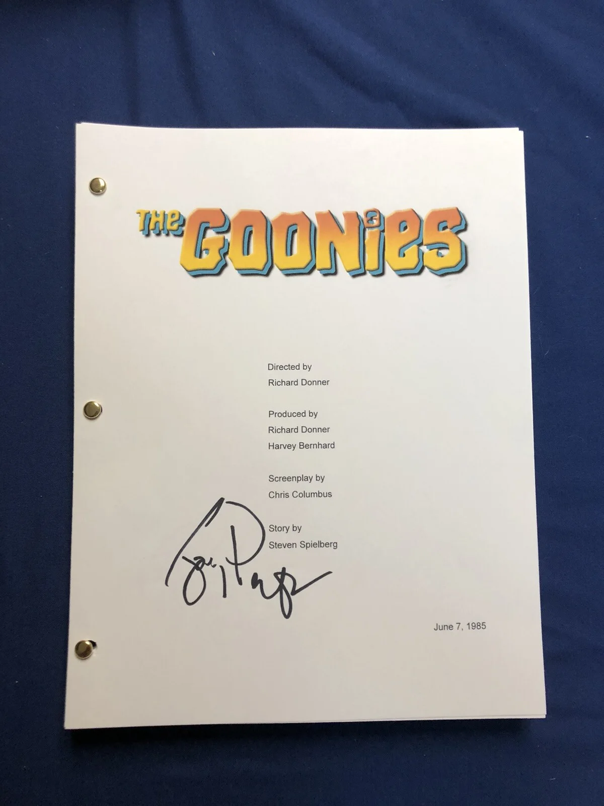Joe Pantoliano — JOE PANTOLIANO SIGNED AUTOGRAPHED THE GOONIES FULL MOVIE SCRIPT PROOF