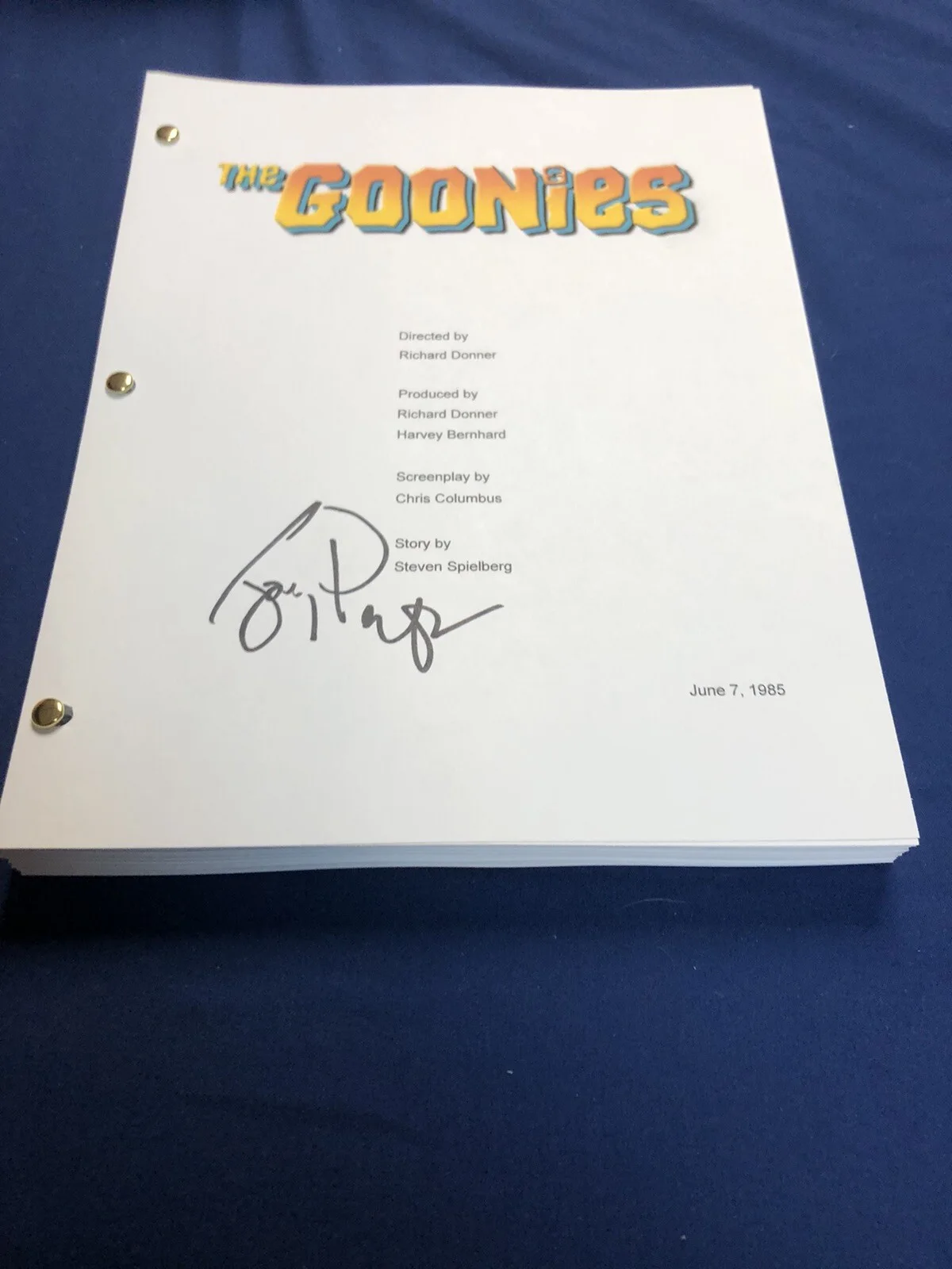 Joe Pantoliano — JOE PANTOLIANO SIGNED AUTOGRAPHED THE GOONIES FULL MOVIE SCRIPT PROOF, image 4