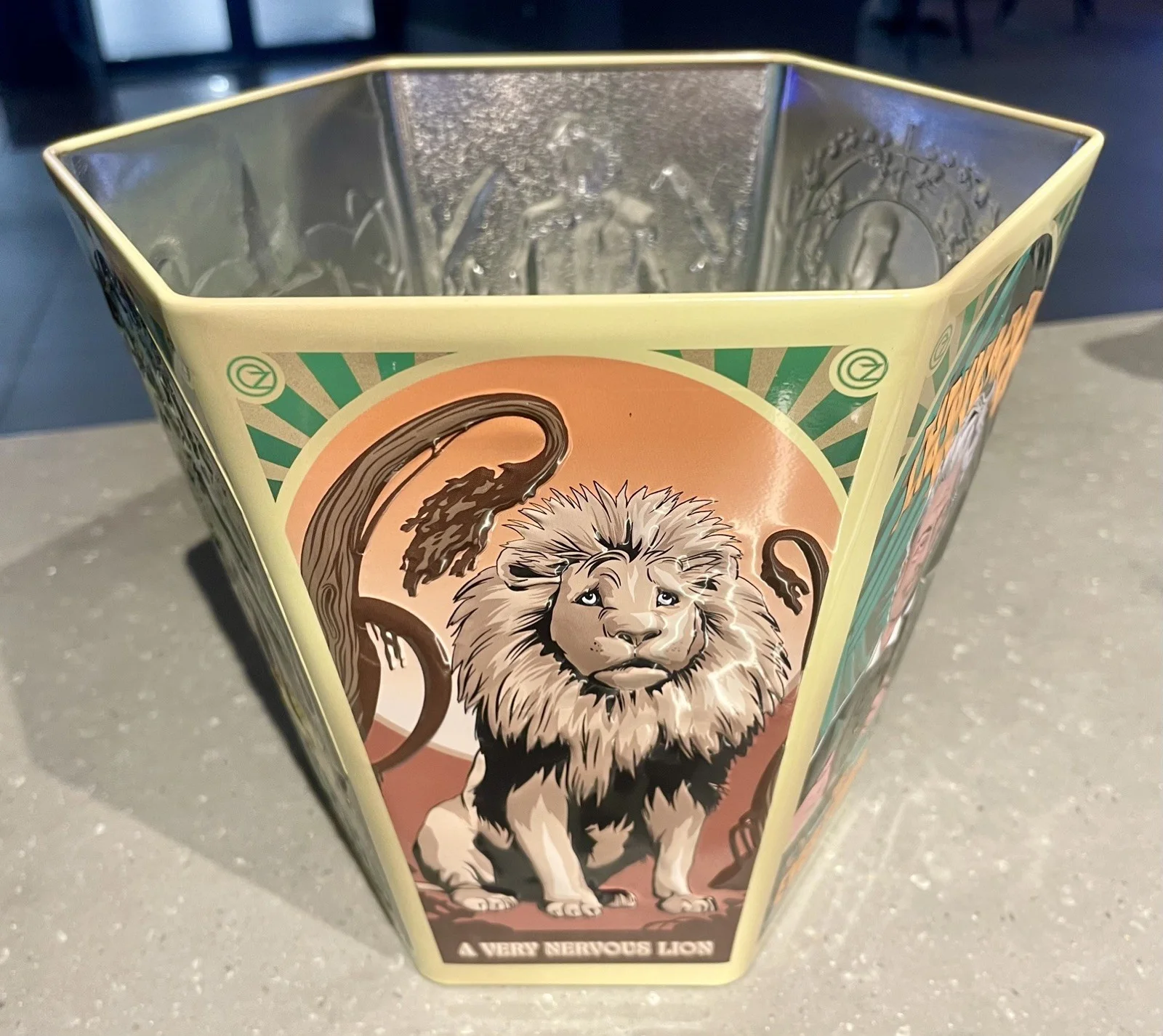 Wicked For Good UK Cinema Glinda Elphaba Hexagonal Tin Popcorn Bucket Brand New, изображение 4