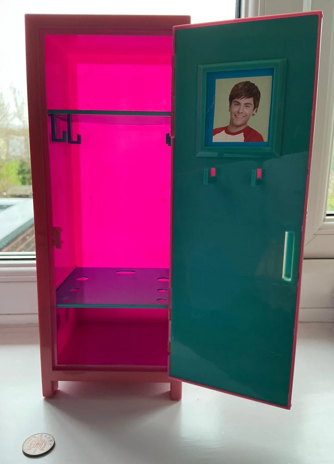 High School Musical Themed Locker with Troy Bolton Picture & Hooks - SUITS DOLLS, изображение 3