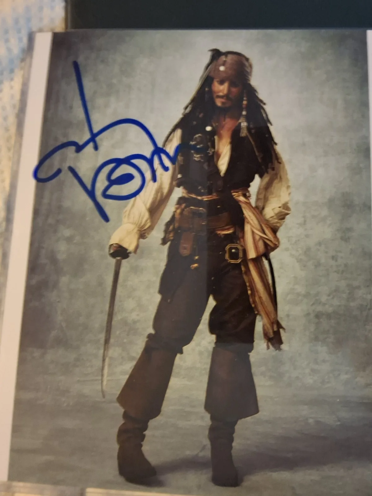 Johnny depp signed 8x10 photo COA pirates of the caribbean W/ protective sleeve, изображение 2