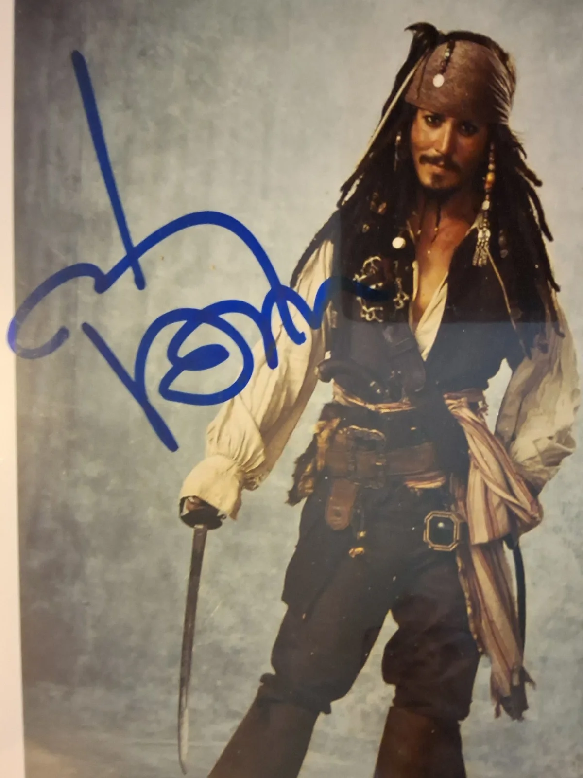 Johnny depp signed 8x10 photo COA pirates of the caribbean W/ protective sleeve, изображение 3