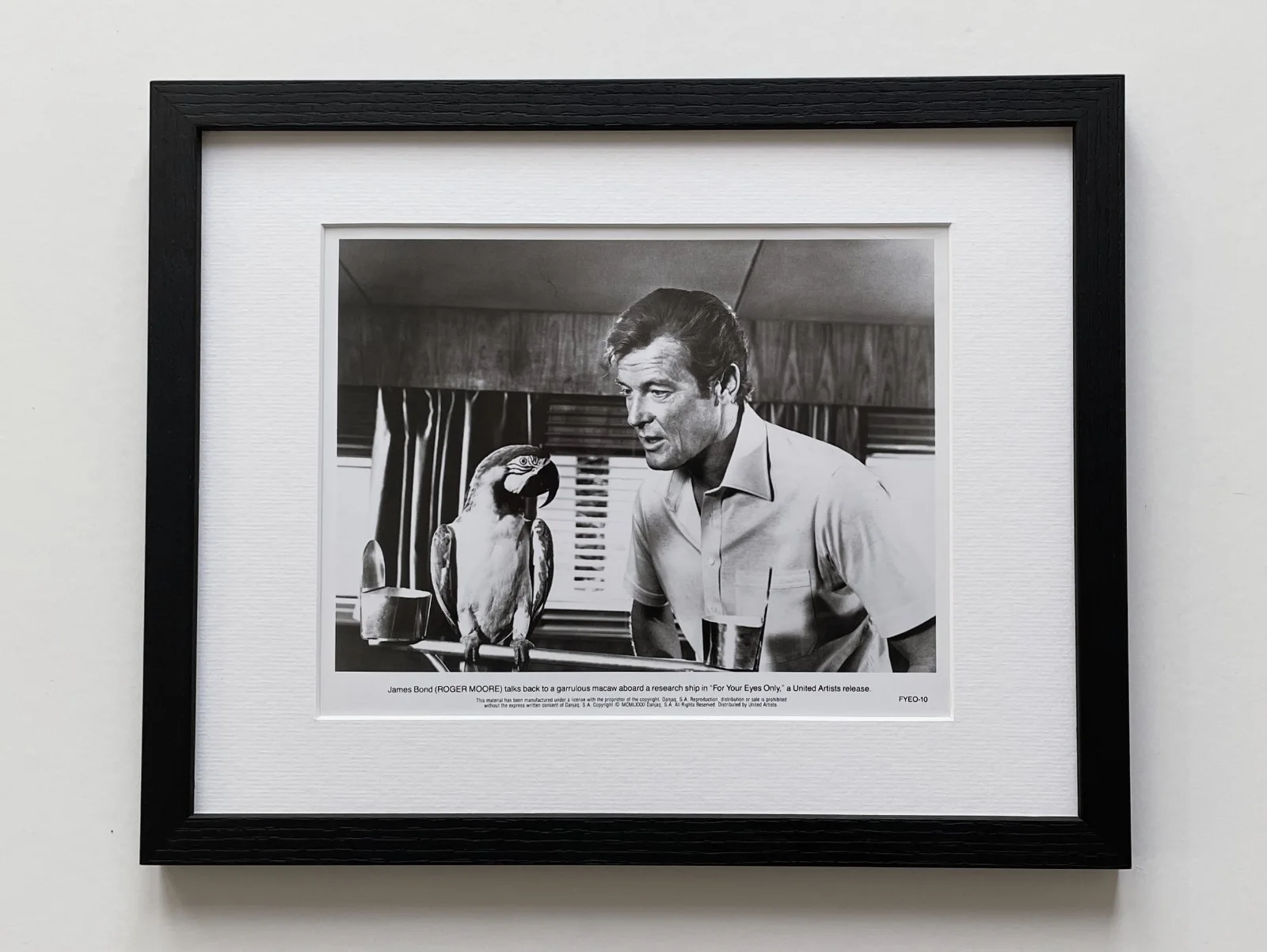 James Bond For Your Eyes Only Photo Original Framed 8X10 Inch B&W Press Still, изображение 2