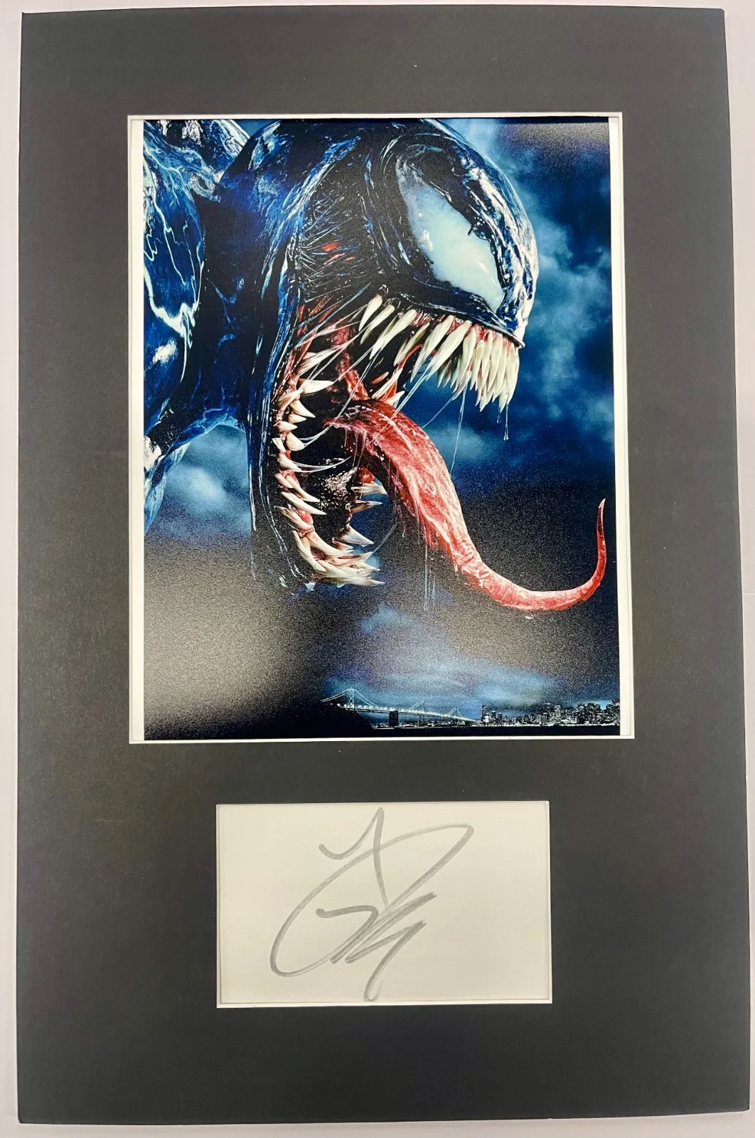 TOM HARDY — Tom Hardy Venom matted signed cut index card with photo 11x17 #1 Eddie Brock