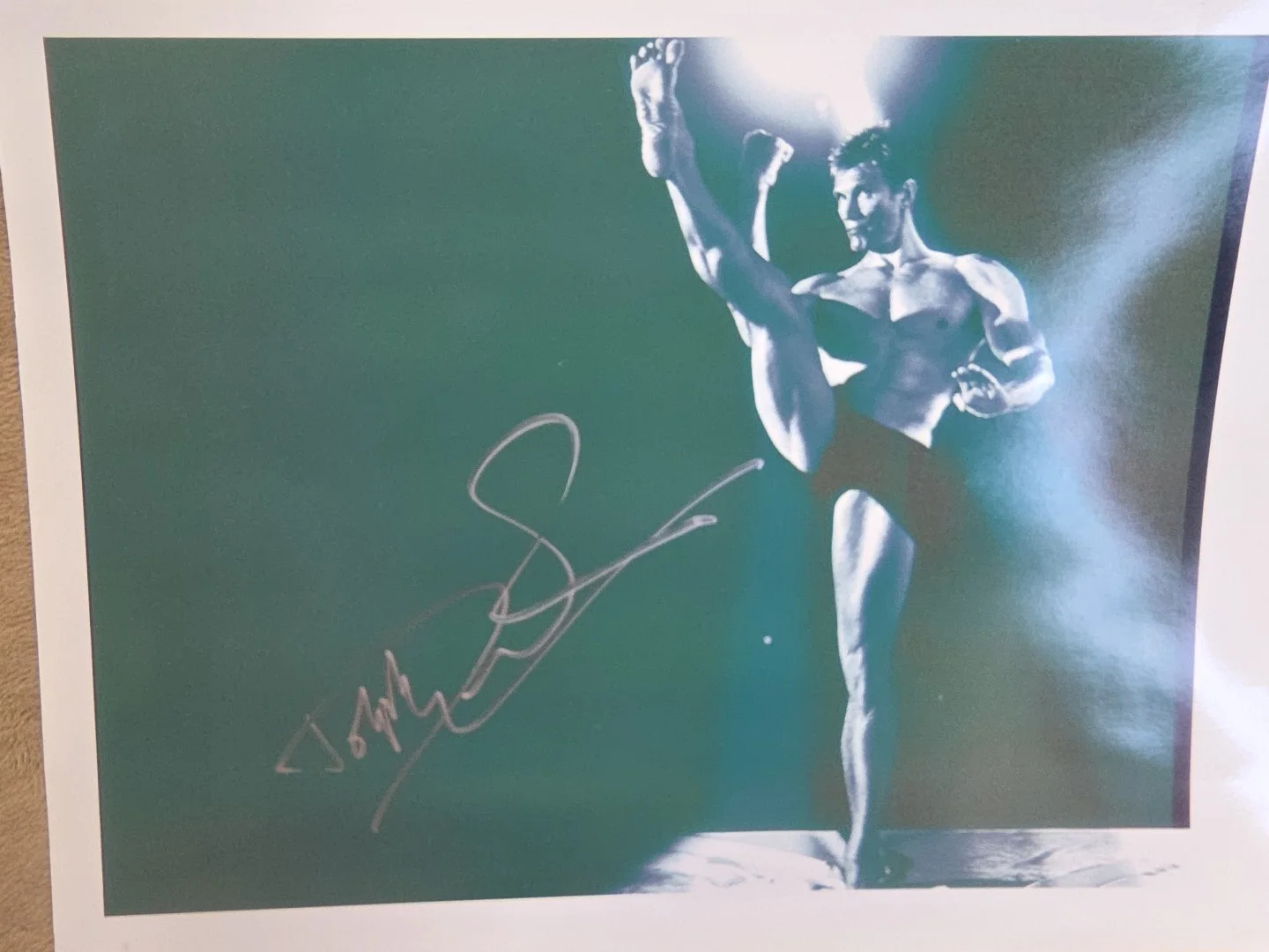 Dolph Lundgren — Dolph Lundgren signed 9x7 "& The Russian Specialist Paper Cover Of DVD, изображение 2