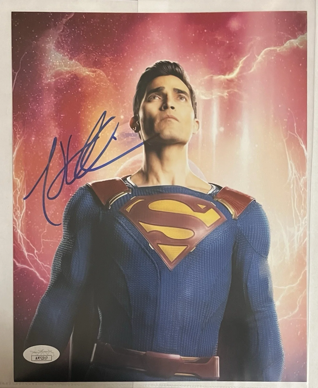 Tyler Hoechlin — TYLER HOECHLIN SIGNED 8X10 PHOTO “SUPERMAN & LOIS " As Superman, JSA COA, image 2