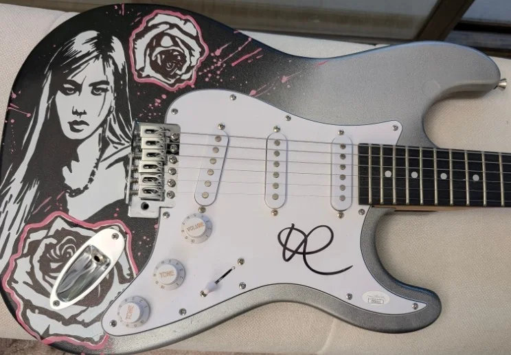 ROSE signed PAINTED GUITAR JSA Authenticated BLACKPINK coa, image 2