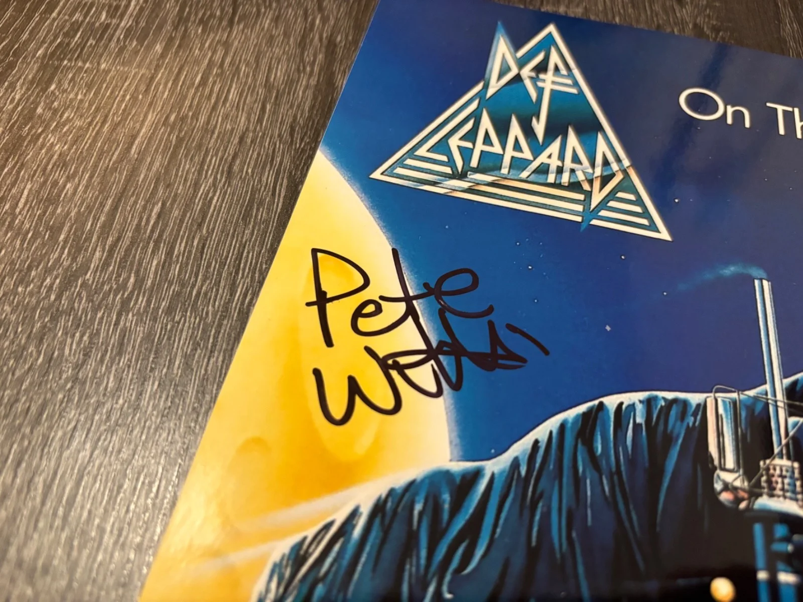 DEF LEPPARD SIGNED AUTOGRAPHED 8X8 PHOTO PETE WILLIS RARE ON THROUGH THE NIGHT, изображение 2