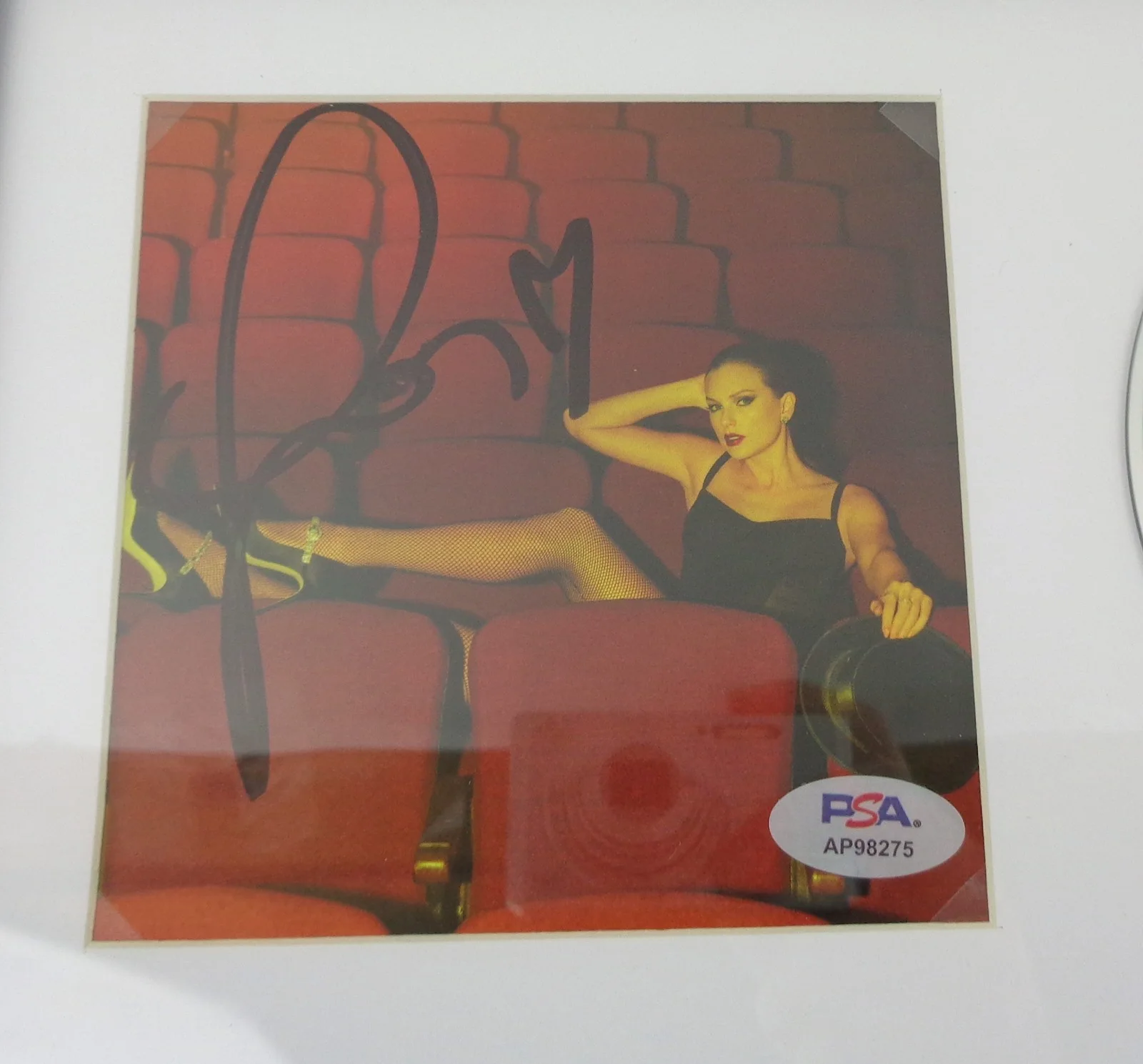 Taylor Swift — Taylor Swift Signed Autograph The Life Of A Showgirl CD Framed PSA/DNA COA C, изображение 2