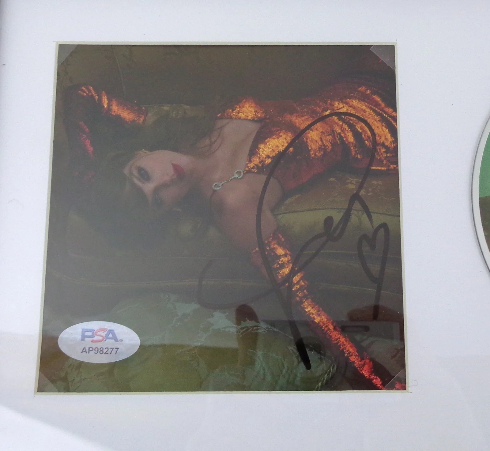 Taylor Swift — Taylor Swift Signed Autograph The Life Of A Showgirl CD Framed PSA/DNA COA A, изображение 2