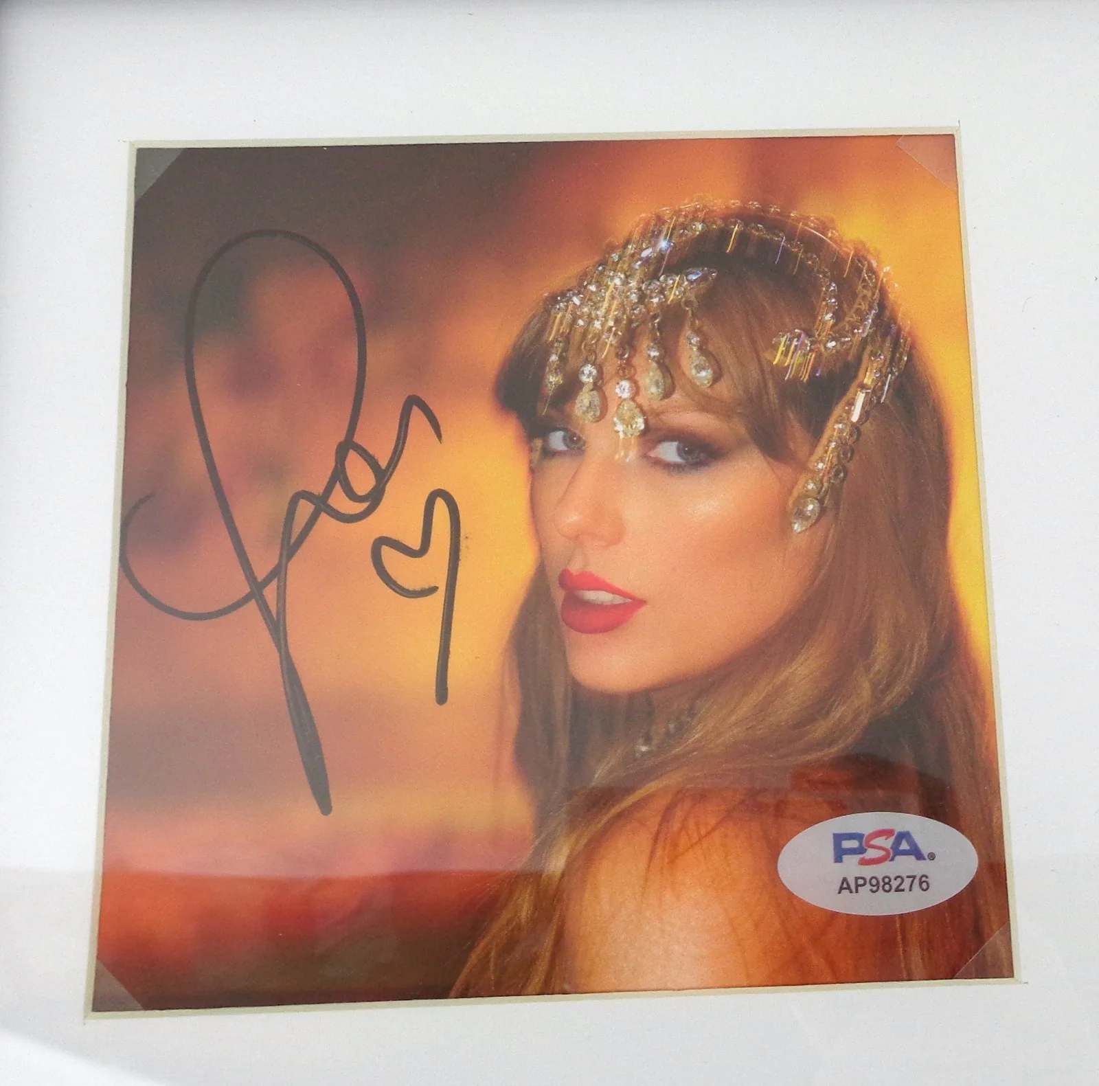 Taylor Swift — Taylor Swift Signed Autograph The Life Of A Showgirl CD Framed PSA/DNA COA B, изображение 2