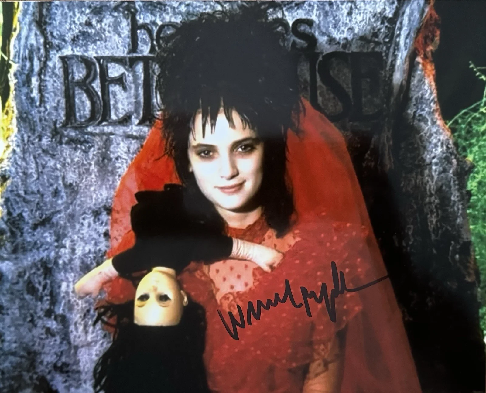 WINONA RYDER — WINONA RYDER SIGNED PHOTO 8X10 BEETLEJUICE AUTOGRAPH STRANGER THINGS COA