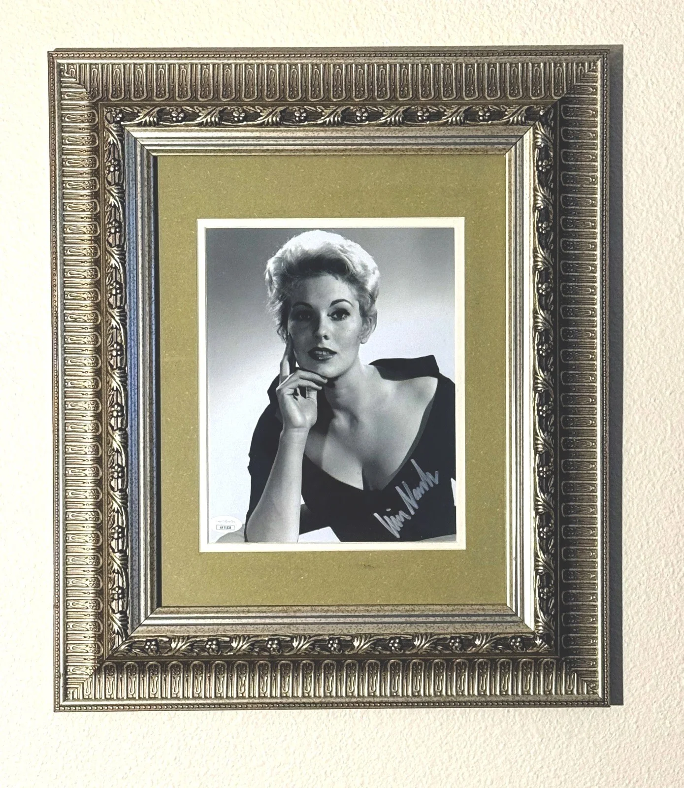 Kim Novak — Kim Novak Autograph Signed 8 x 10 B & W Photo -Vertigo - Bell Book & Candle JSA