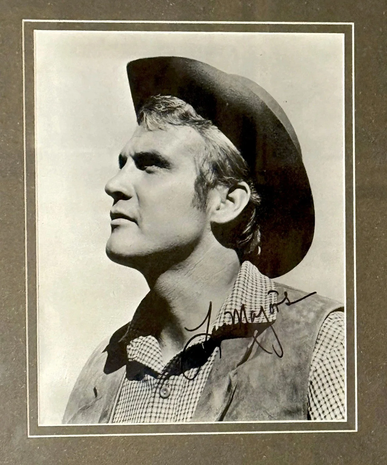 Lee Majors — Vintage Lee Majors The Big Valley - Fall Guy Autograph Signed 8 x10 Photo framed, image 2