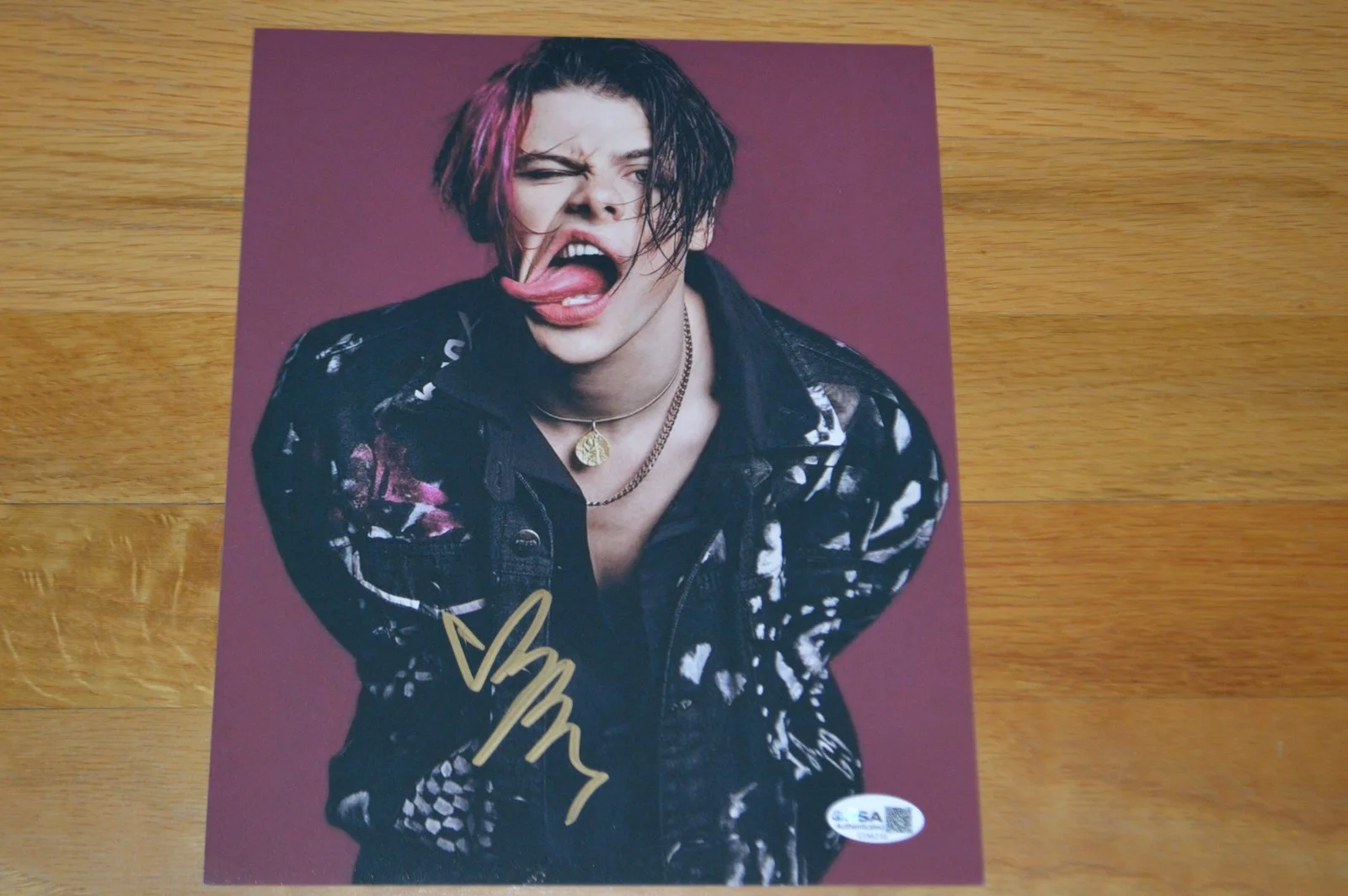 YUNGBLUD Autographed 8x10 Color Photo with JSA COA, изображение 2