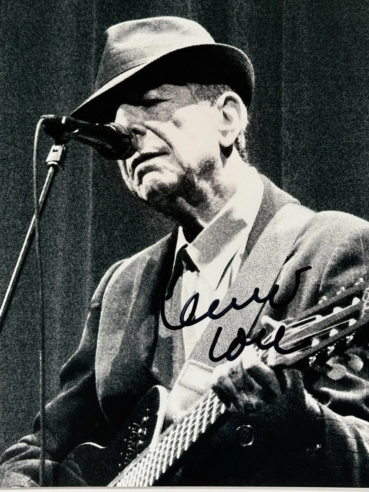 Leonard Cohen signed Photo 8x10 in concert psa dna coa, изображение 3
