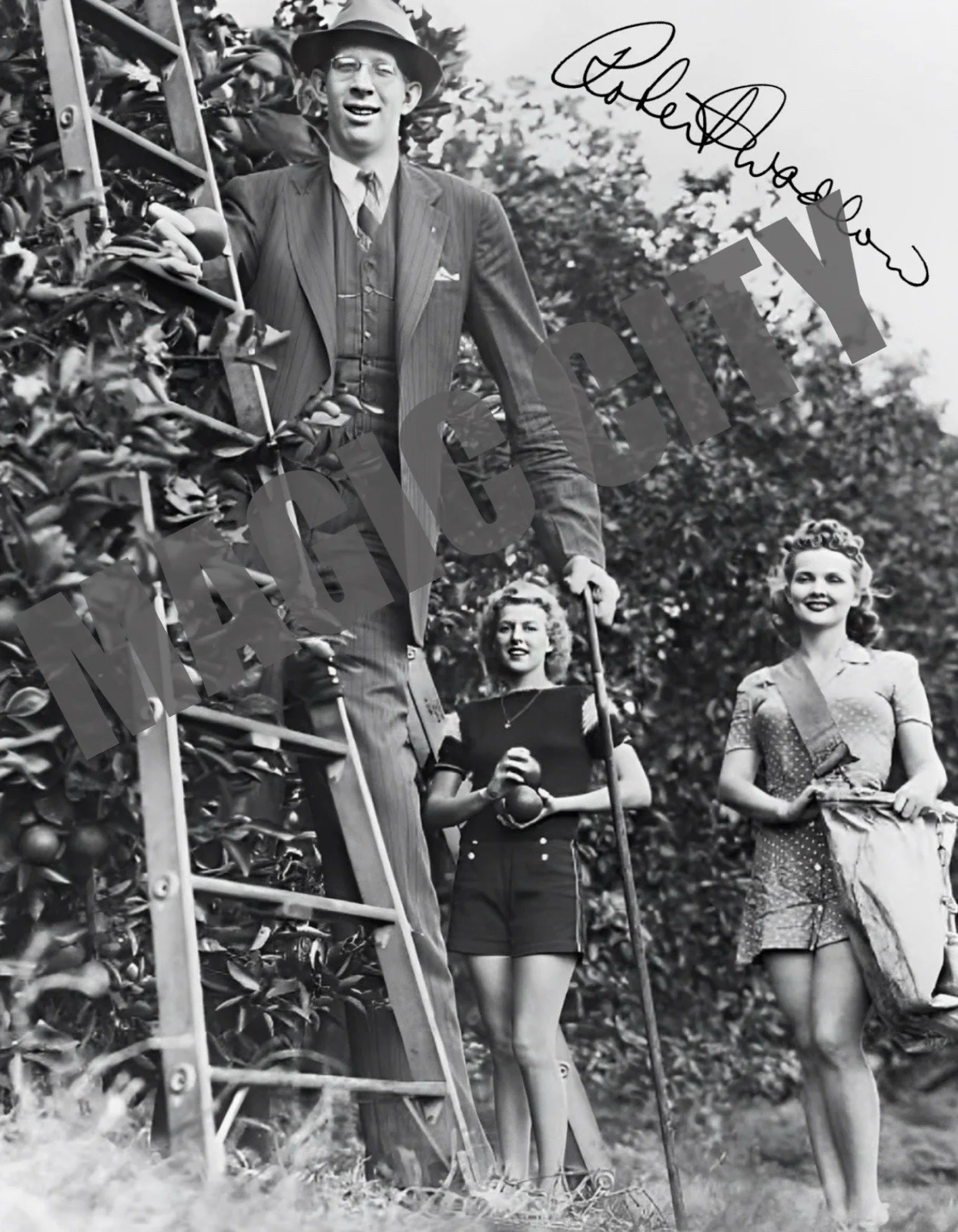 ROBERT WADLOW — ROBERT WADLOW SIGNED PHOTO AUTOGRAPH World’s Tallest Man Giant 8.5X11 REPRINT