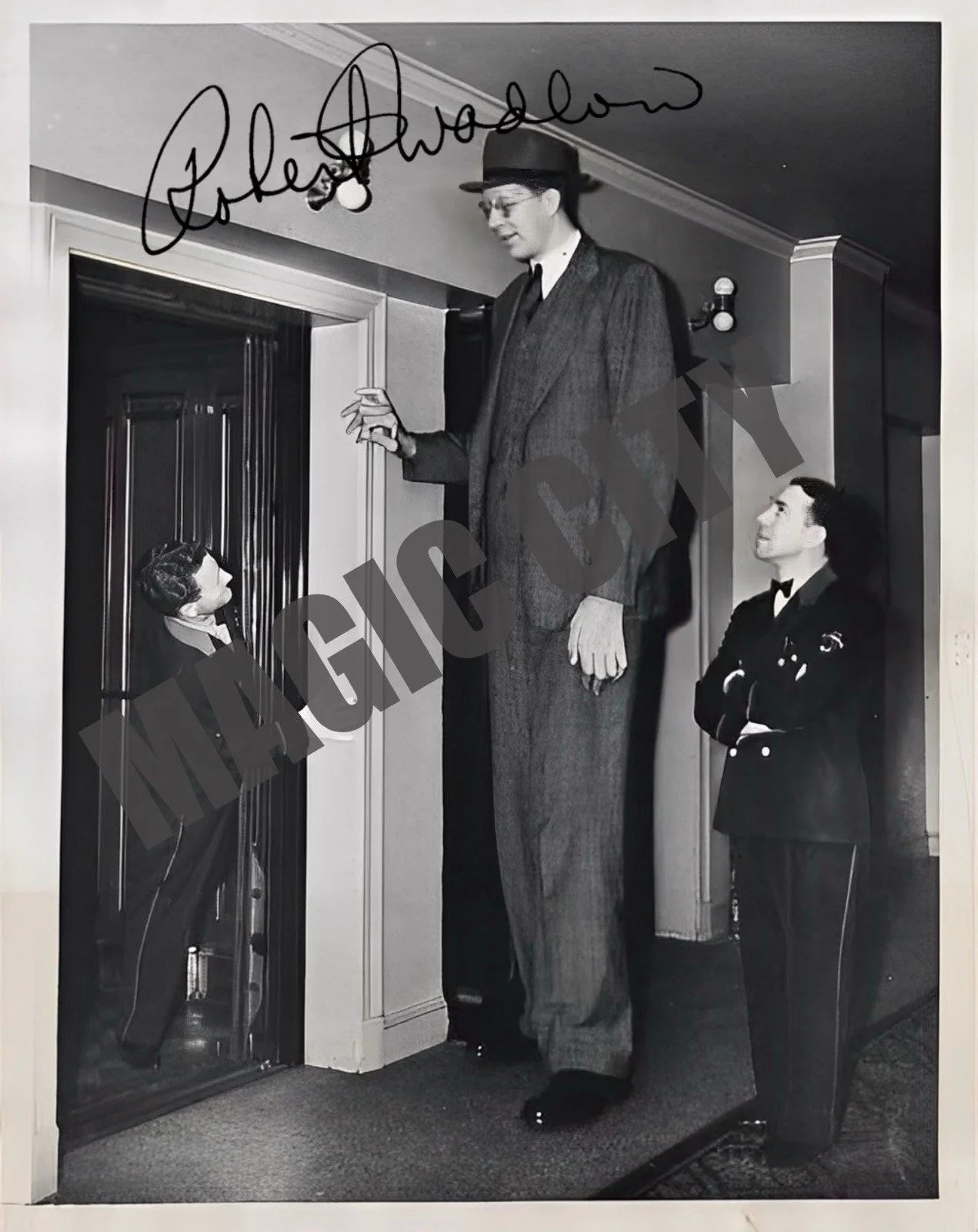 ROBERT WADLOW — ROBERT WADLOW SIGNED PHOTO AUTOGRAPH World’s Tallest Man Giant 8.5X11 REPRINT