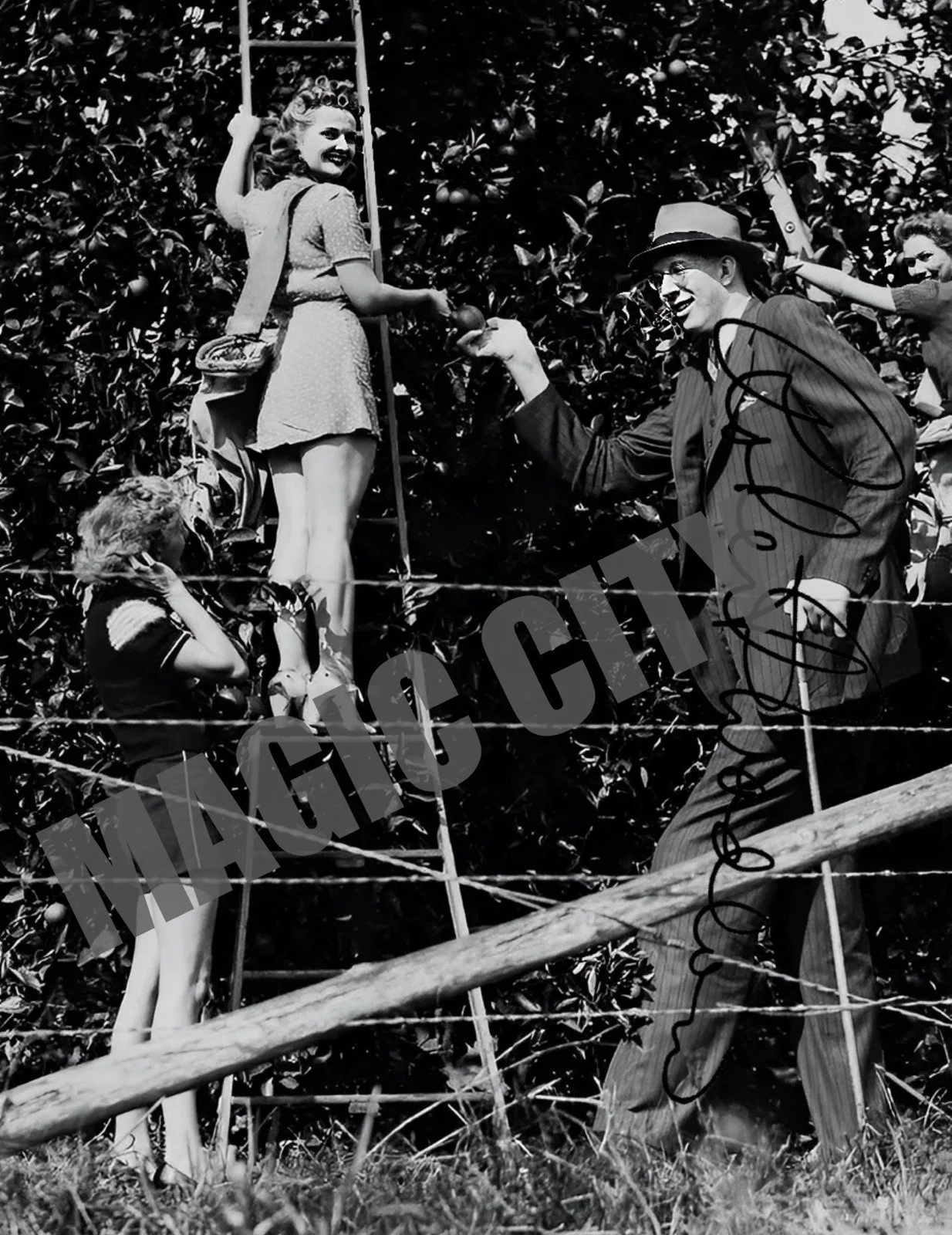 ROBERT WADLOW — ROBERT WADLOW SIGNED PHOTO AUTOGRAPH World’s Tallest Man Giant 8.5X11 REPRINT