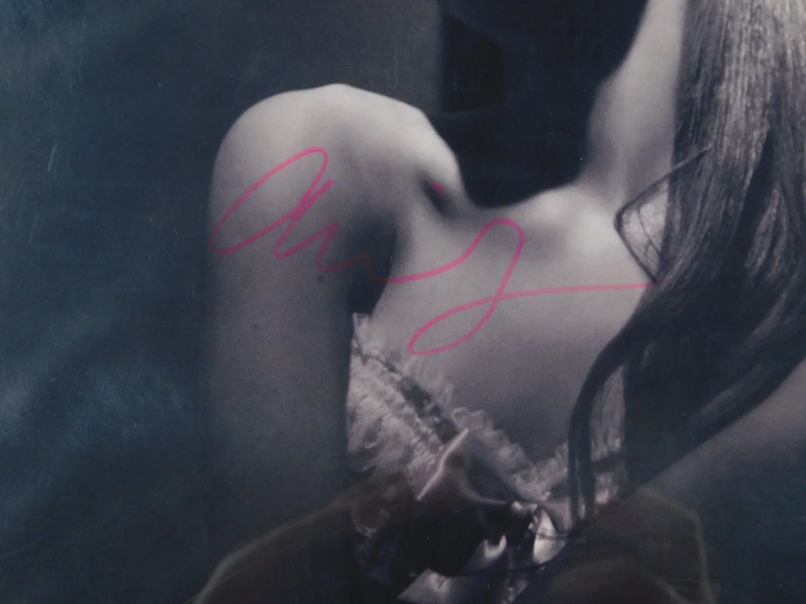 Ariana Grande Signed/Graded Vinyl Yours Truly amg 8 JSA Authenticated, image 3