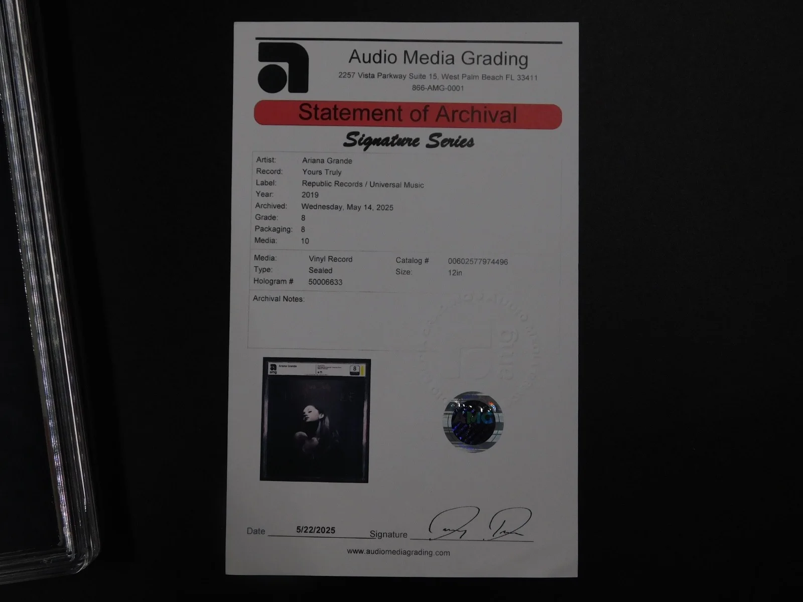 Ariana Grande Signed/Graded Vinyl Yours Truly amg 8 JSA Authenticated, image 5