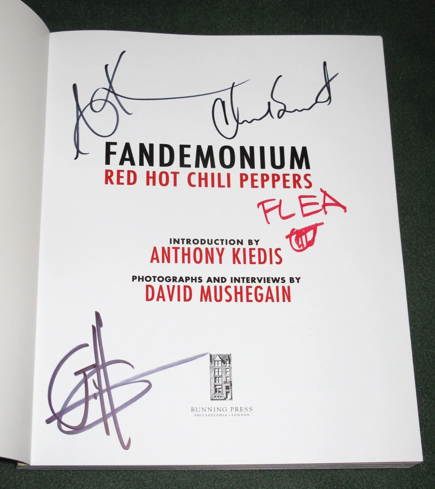 Anthony Kiedis, Flea, Chad Smith, Josh - Red Hot Chili Peppers — RED HOT CHILI PEPPERS signed "FANDEMONIUM" Book b ANTHONY KIEDIS, Flea, Chad JSA, изображение 5