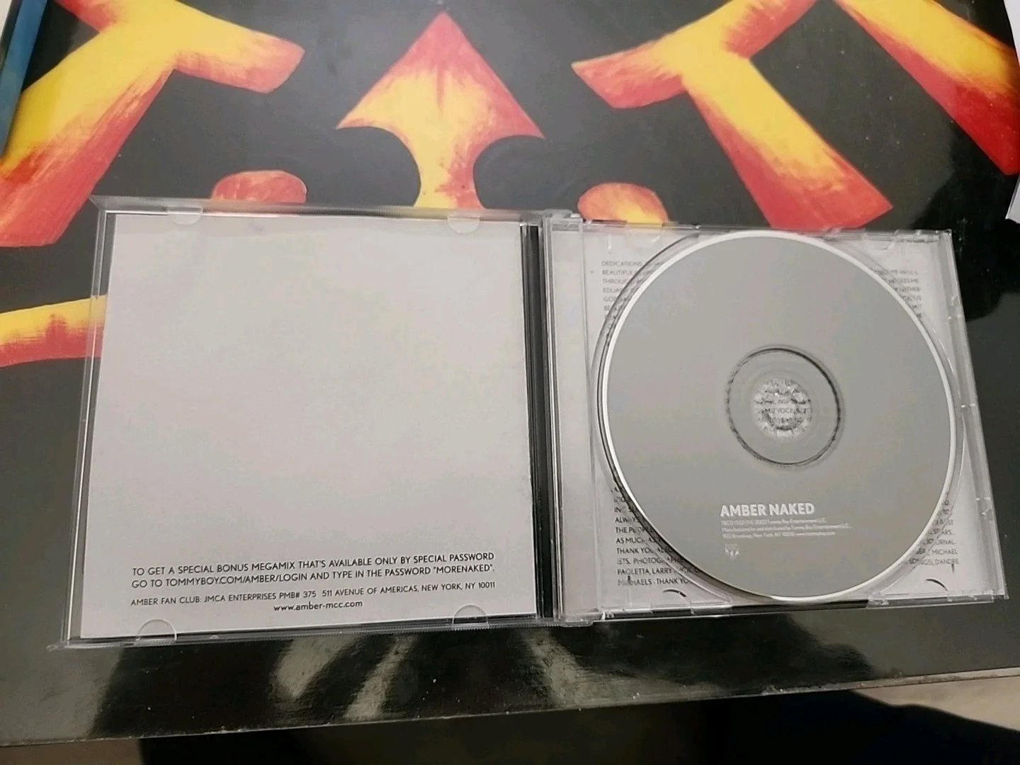 AMBER ADAMS hand-signed ORIG '02 TOMMY BOY RECORDS Amber Naked Cd COA, изображение 2