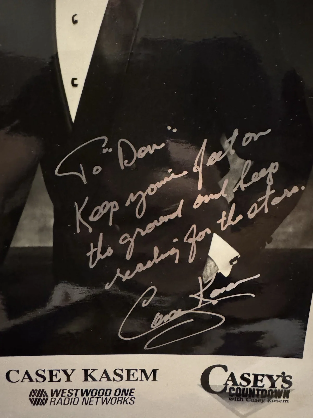 Casey Kasem — CASEY KASEM - TOP 40 RADIO HOST - SCOOBY DOO "SHAGGY" VOICE - SIGNED 8x10 Photo, изображение 2