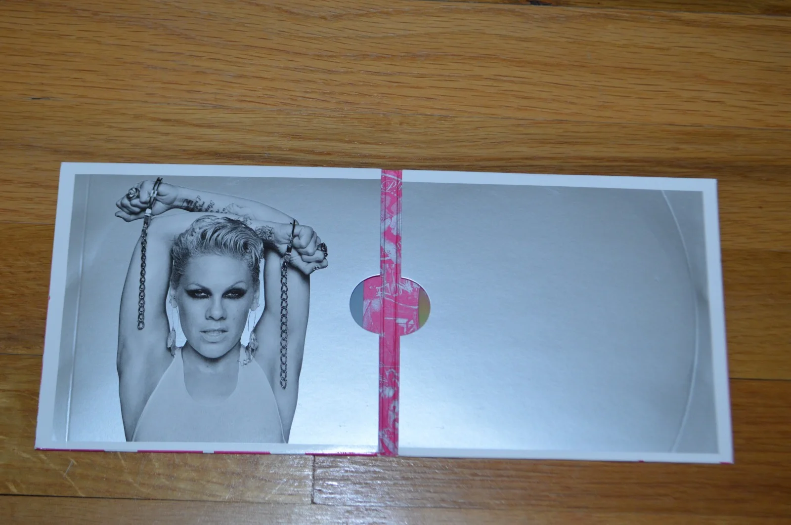 P!NK Autographed "Greatest Hits...So Far" CD Booklet with PSA Hologram ~ PINK, изображение 2