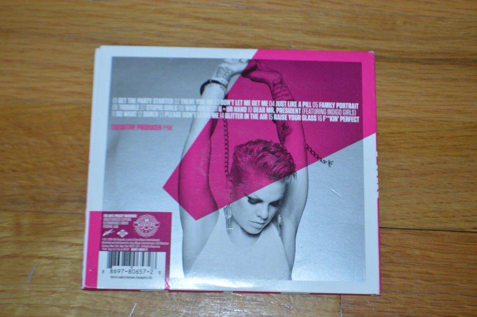 P!NK Autographed "Greatest Hits...So Far" CD Booklet with PSA Hologram ~ PINK, изображение 3