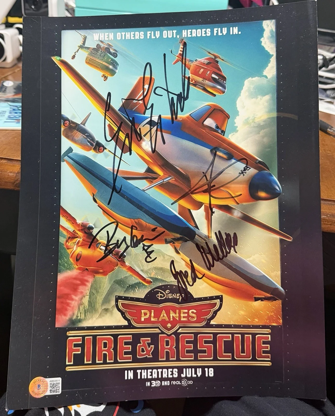 Fred Willard — Signed Fred Willard, Dane Cook+Autographed Disney PLANES 11x14 Photo BECKETT, изображение 5