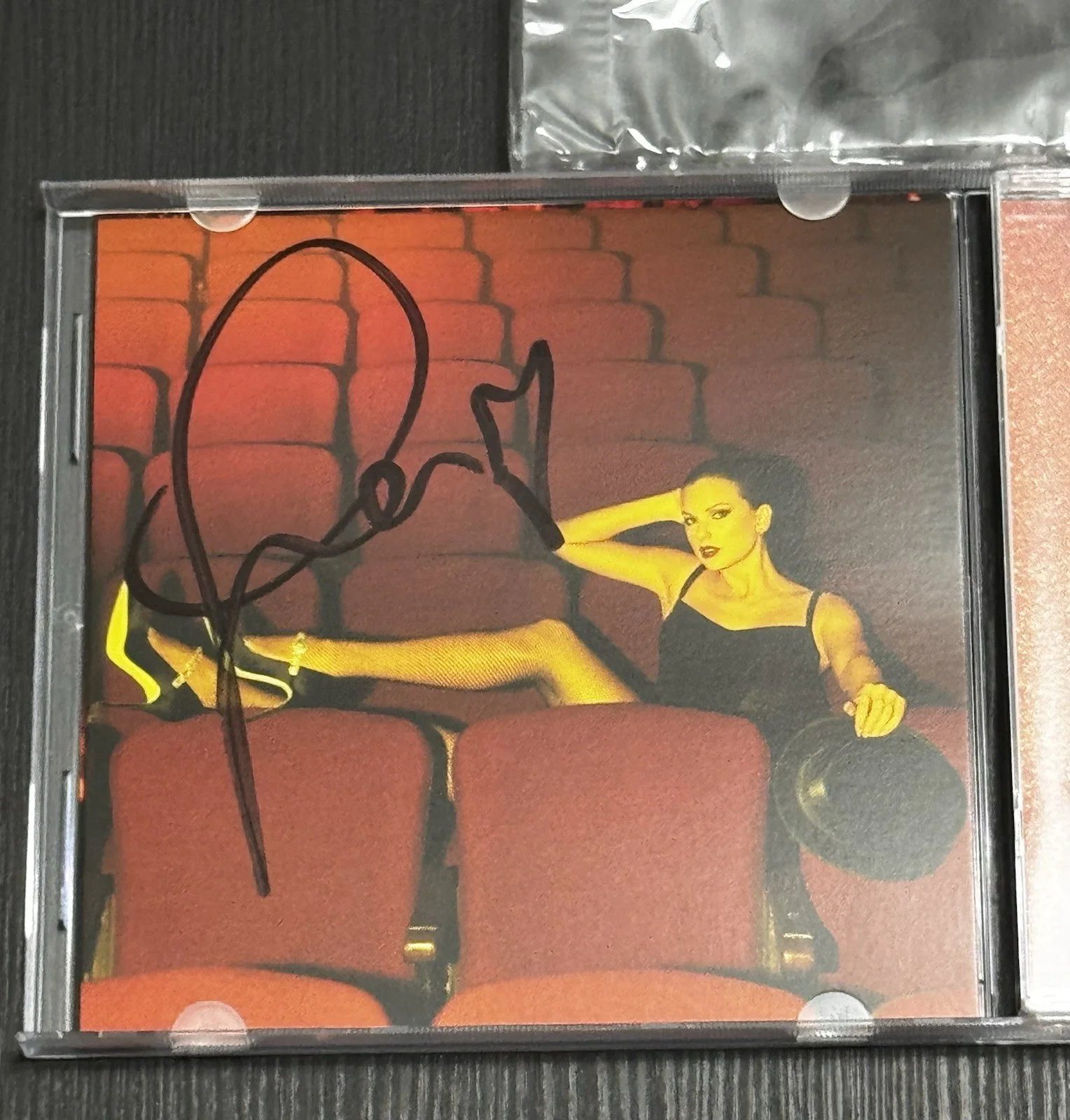 Rare LONG Signature heart Taylor Swift Signed The Life Of A Showgirl CD Photo 4, изображение 2
