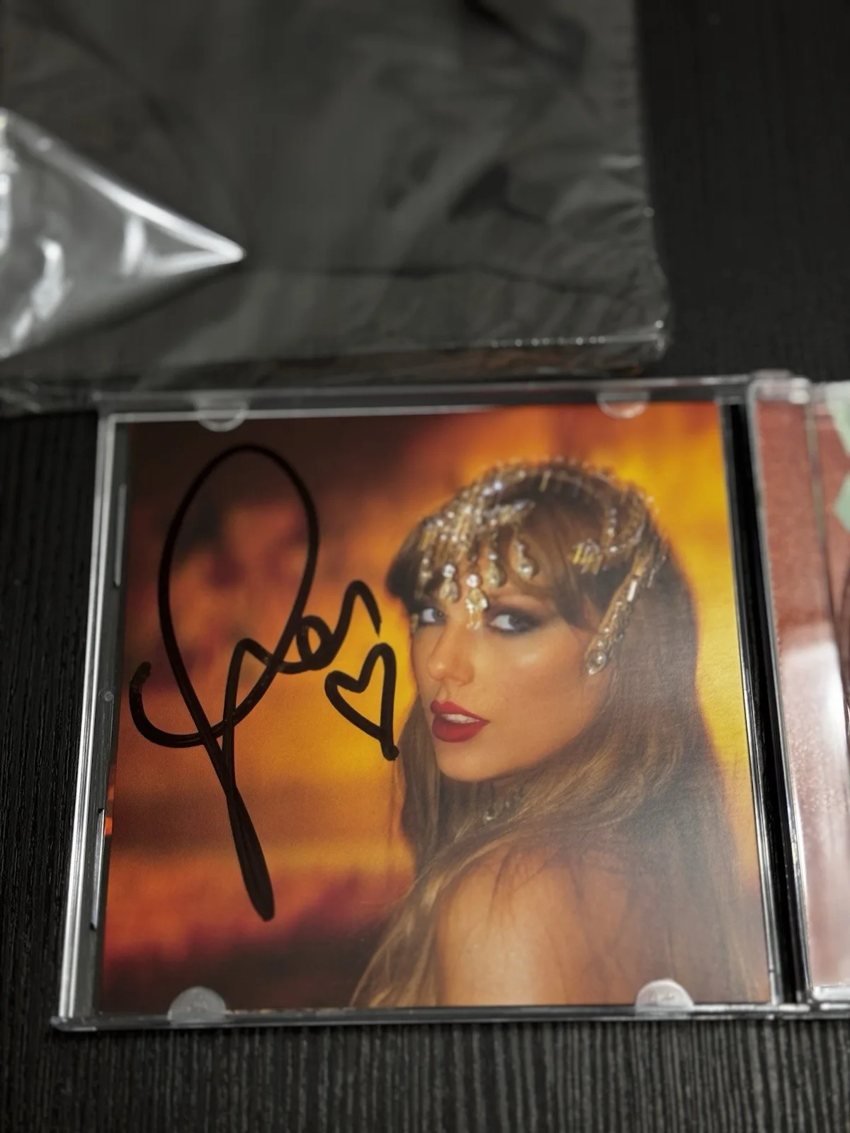 Taylor Swift Signed The Life of a Showgirl CD Photo 1 RARE LONG SIGNATURE HEART, изображение 2