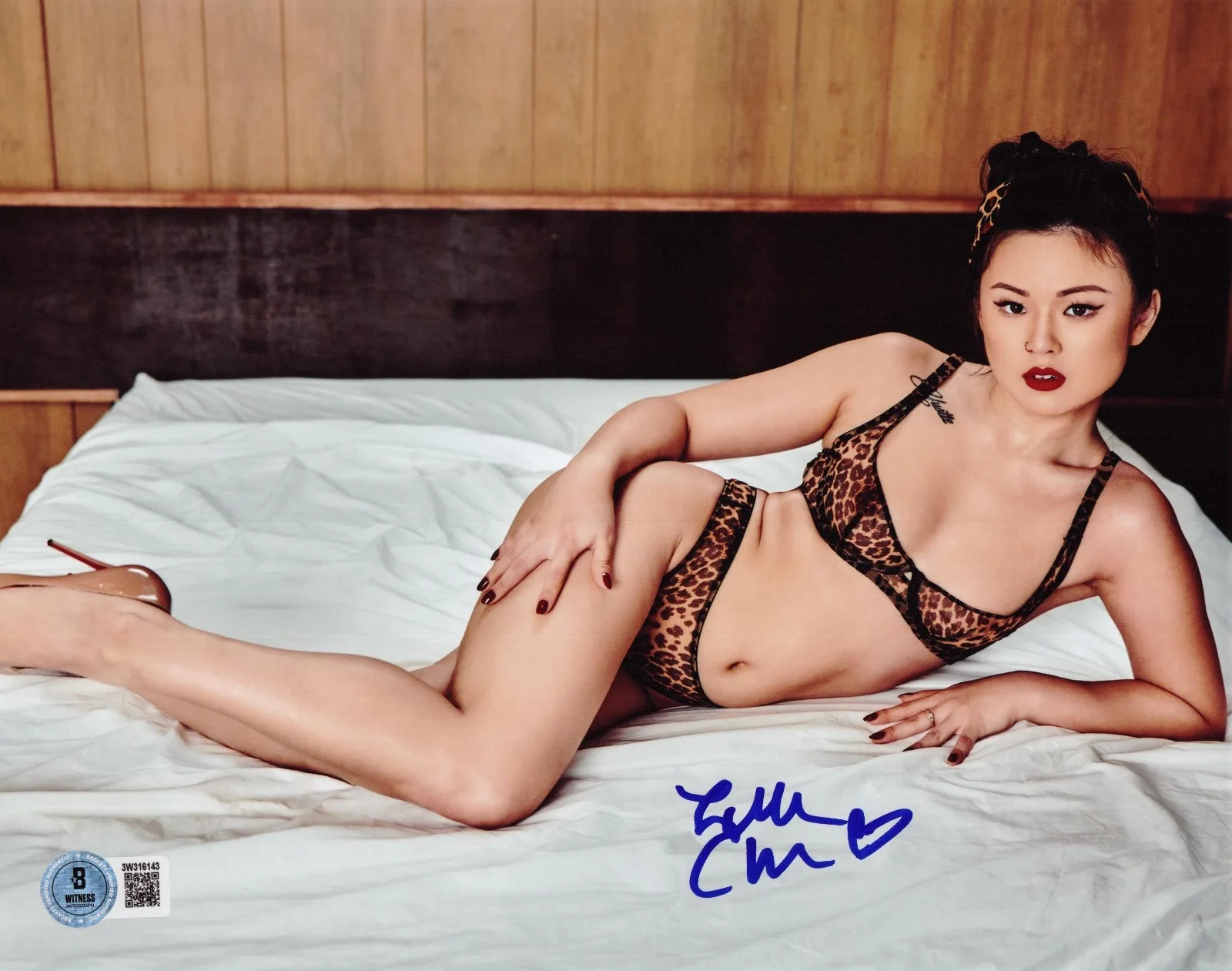 Lulu Chu — Hot Sexy Lulu Chu Signed 8x10 Photo Adult Star Autograph Beckett Hologram