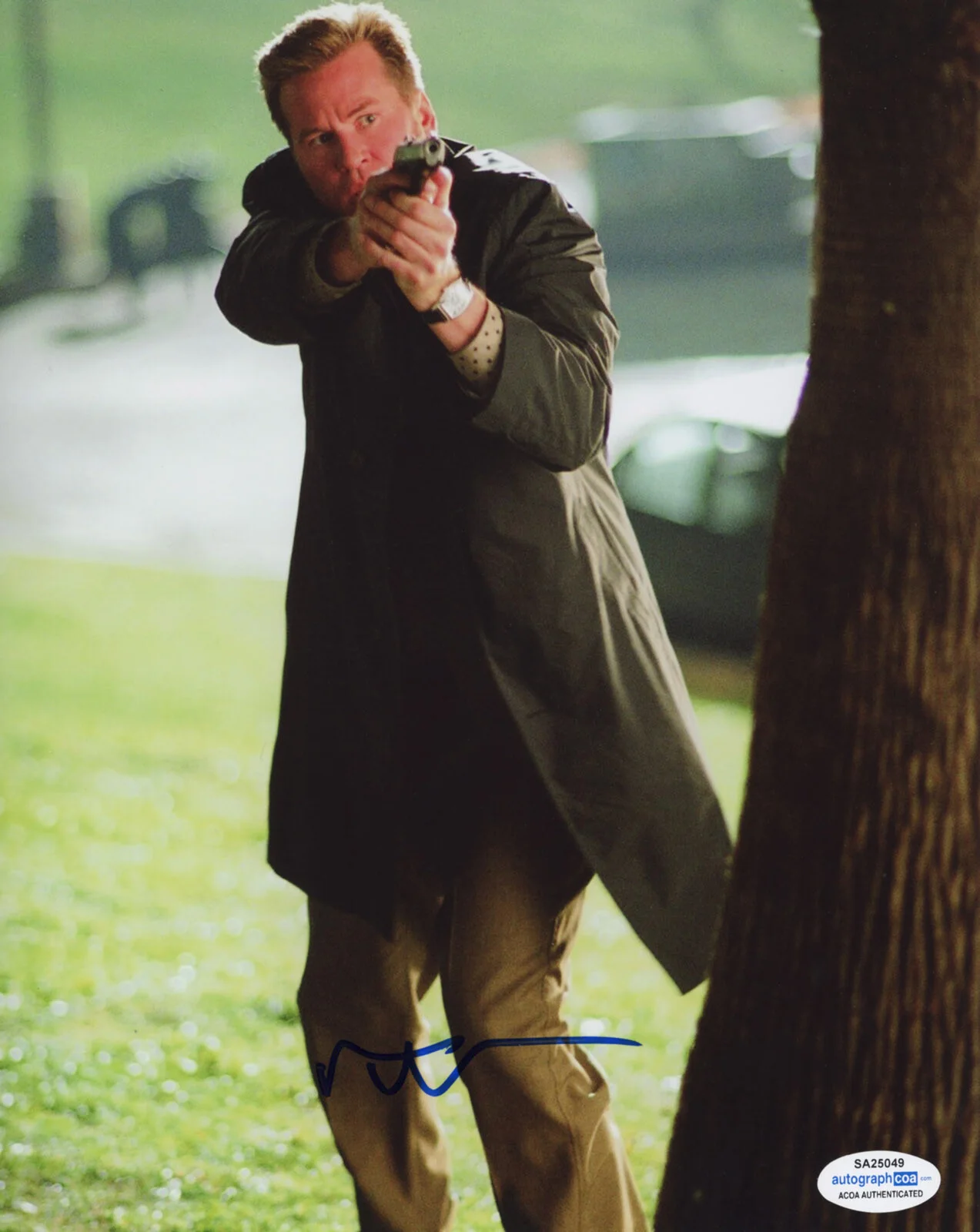 VAL KILMER — Val Kilmer signed "KISS KISS BANG BANG" 8x10 Photo BATMAN Autographed ACOA COA, изображение 3