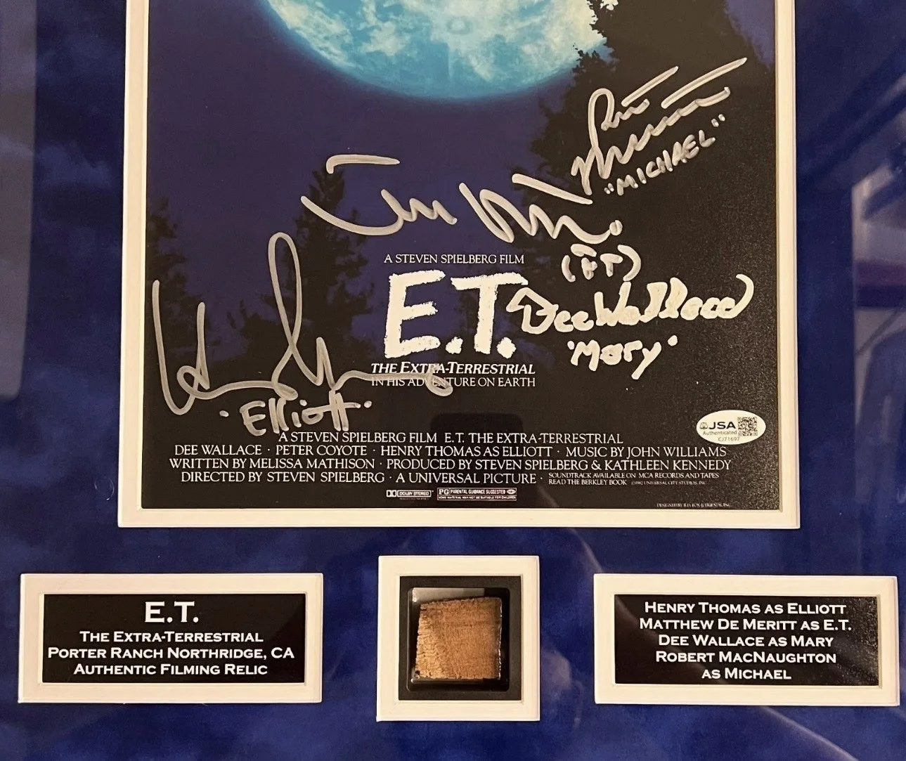 Matthew DeMeritt, Henry Thomas, Dee Walace, Robert MacNaughton — Cast autographed signed suede framed 11x14 photo & set piece relic E.T JSA COA, изображение 2