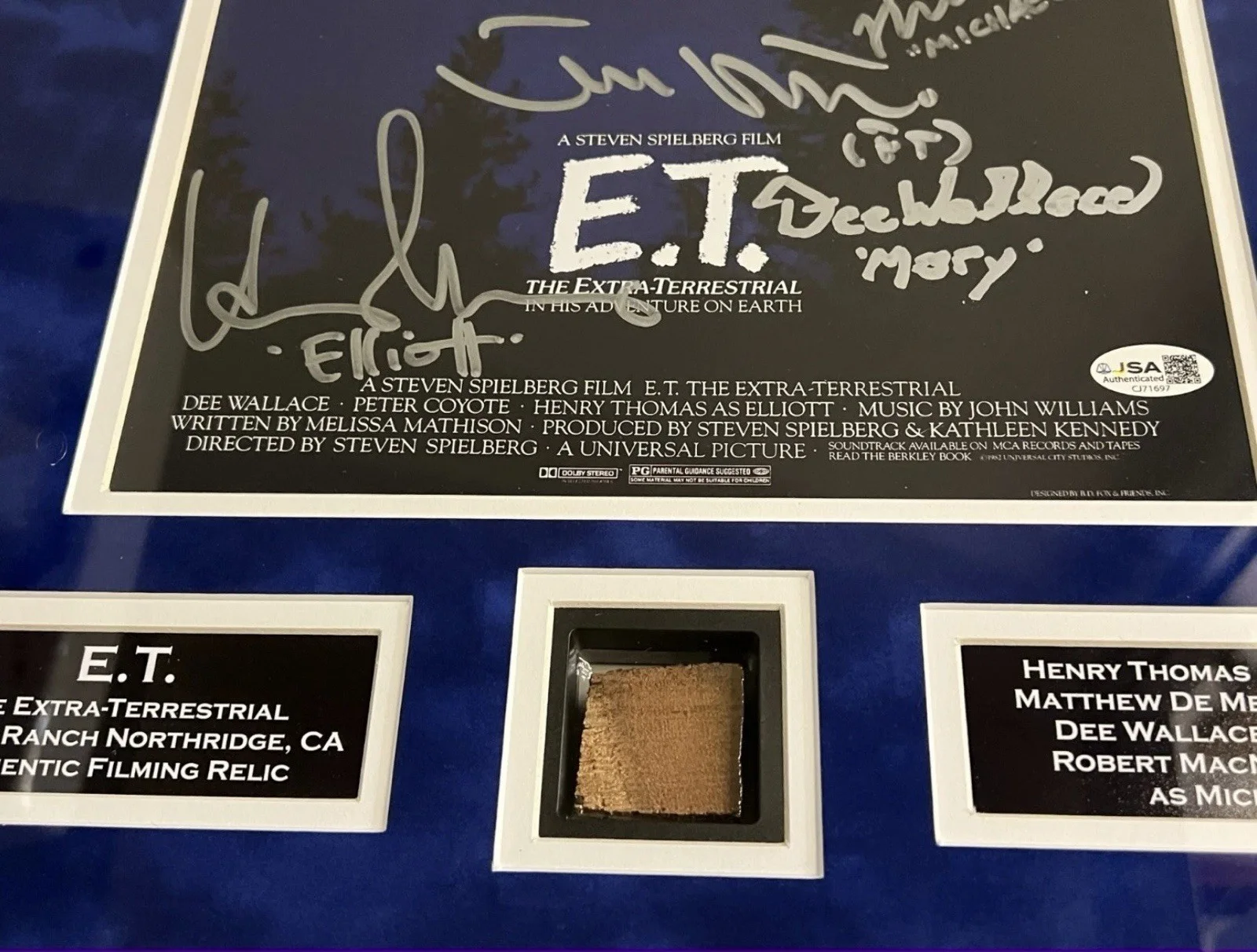Matthew DeMeritt, Henry Thomas, Dee Walace, Robert MacNaughton — Cast autographed signed suede framed 11x14 photo & set piece relic E.T JSA COA, изображение 5