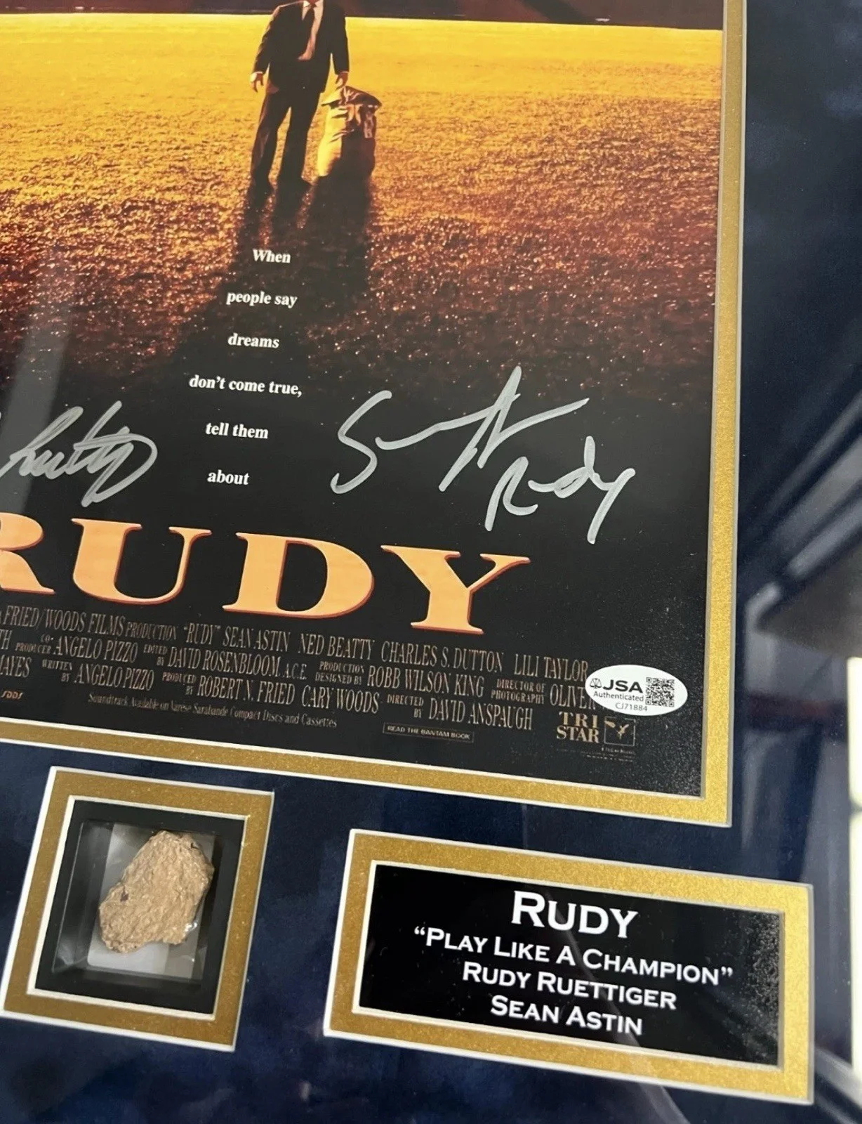 Rudy Ruettiger, Sean Astin — Astin Reuttiger autographed suede framed 11x14 photo & relic Notre Dame Rudy JSA, изображение 3